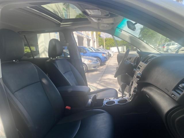 2010 Blizzard Pearl /Black Toyota Highlander SE LOW MILES 55,307 4WD (5TDJK3EH9AS) with an 3.5L V6 Cylinder Engine engine, Automatic transmission, located at 4701 North Dixie Hwy, Pompano Beach, FL, 33064, (954) 422-2889, 26.240938, -80.123474 - OUR WEBPAGE FLORIDACARS1.COM HAS OVER 100 PHOTOS AND FREE CARFAX LINK 2010 TOYOTA HIGHLANDER SE 4 WHEEL DRIVE THIRD ROW SUNROOF PEARL WHITE LEATHER TOW PACKAGE VIN: 5TDJK3EH9AS008451 5 T D J K 3 E H 9 A S 0 0 8 4 5 1 4 DOOR WAGON/SPORT UTILITY 3.5L V6 F DOHC 24V GASOLINE 23 MPG ALL WHEEL DRIVE Featu - Photo#12