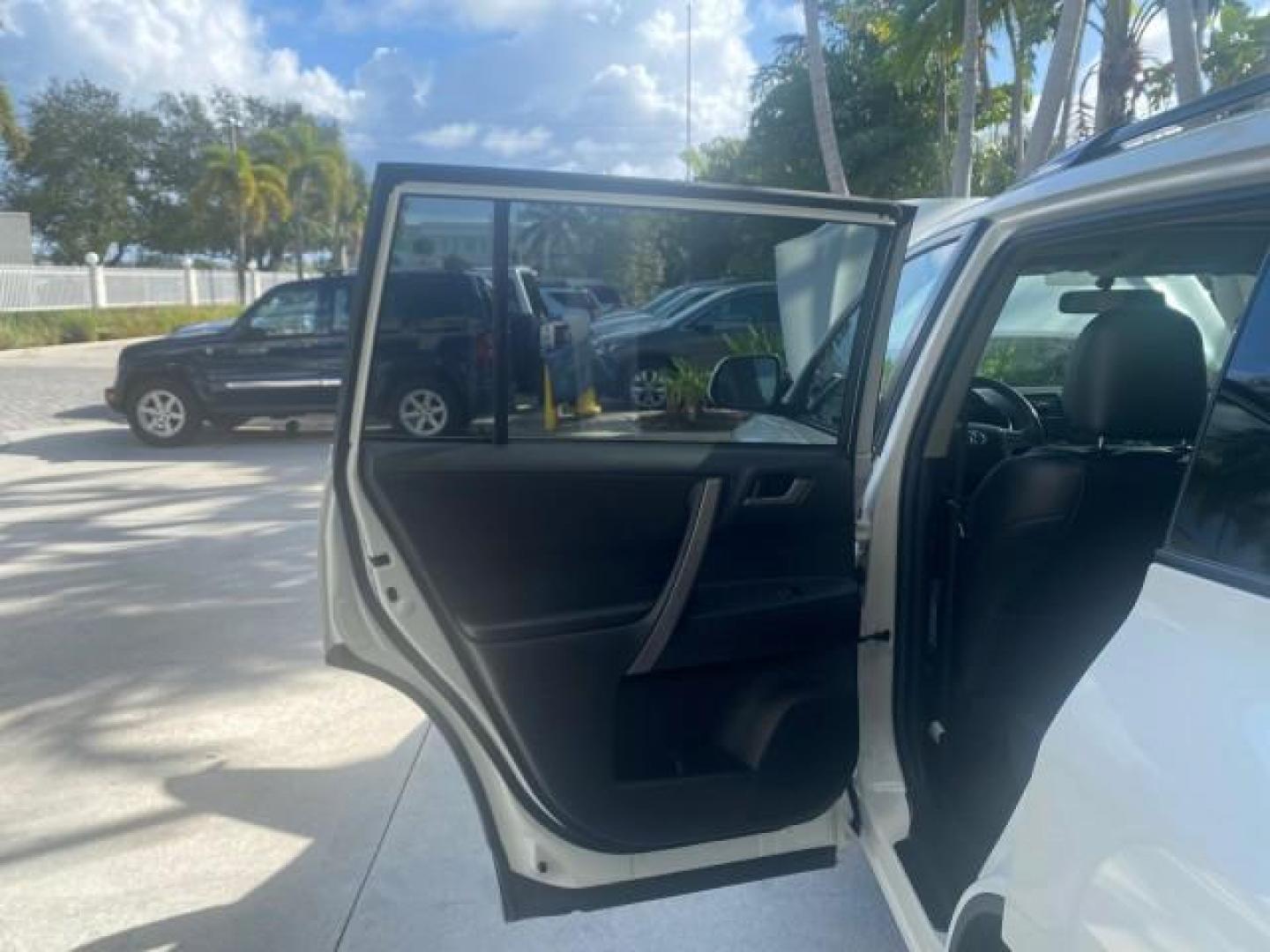 2010 Blizzard Pearl /Black Toyota Highlander SE LOW MILES 55,307 4WD (5TDJK3EH9AS) with an 3.5L V6 Cylinder Engine engine, Automatic transmission, located at 4701 North Dixie Hwy, Pompano Beach, FL, 33064, (954) 422-2889, 26.240938, -80.123474 - OUR WEBPAGE FLORIDACARS1.COM HAS OVER 100 PHOTOS AND FREE CARFAX LINK 2010 TOYOTA HIGHLANDER SE 4 WHEEL DRIVE THIRD ROW SUNROOF PEARL WHITE LEATHER TOW PACKAGE VIN: 5TDJK3EH9AS008451 5 T D J K 3 E H 9 A S 0 0 8 4 5 1 4 DOOR WAGON/SPORT UTILITY 3.5L V6 F DOHC 24V GASOLINE 23 MPG ALL WHEEL DRIVE Featu - Photo#13