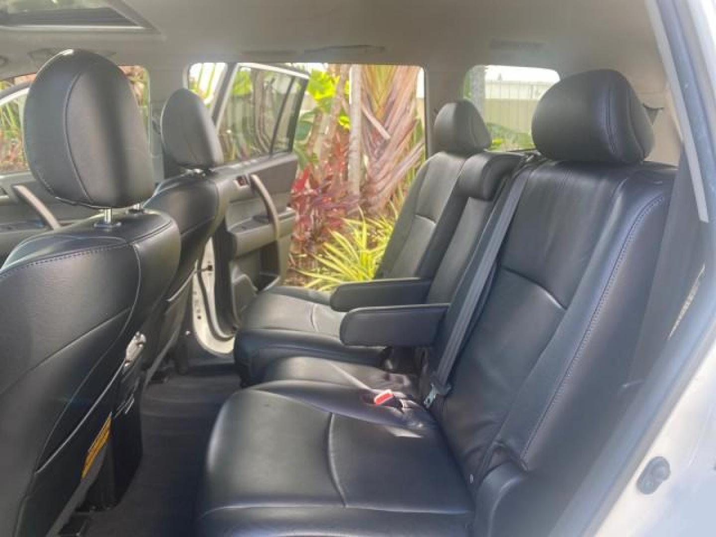 2010 Blizzard Pearl /Black Toyota Highlander SE LOW MILES 55,307 4WD (5TDJK3EH9AS) with an 3.5L V6 Cylinder Engine engine, Automatic transmission, located at 4701 North Dixie Hwy, Pompano Beach, FL, 33064, (954) 422-2889, 26.240938, -80.123474 - OUR WEBPAGE FLORIDACARS1.COM HAS OVER 100 PHOTOS AND FREE CARFAX LINK 2010 TOYOTA HIGHLANDER SE 4 WHEEL DRIVE THIRD ROW SUNROOF PEARL WHITE LEATHER TOW PACKAGE VIN: 5TDJK3EH9AS008451 5 T D J K 3 E H 9 A S 0 0 8 4 5 1 4 DOOR WAGON/SPORT UTILITY 3.5L V6 F DOHC 24V GASOLINE 23 MPG ALL WHEEL DRIVE Featu - Photo#14