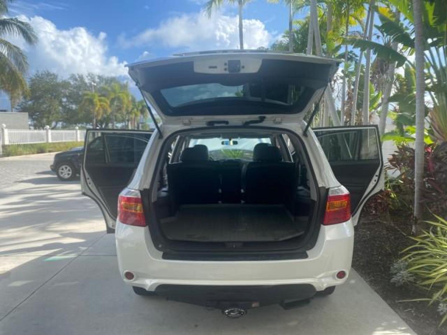 2010 Blizzard Pearl /Black Toyota Highlander SE LOW MILES 55,307 4WD (5TDJK3EH9AS) with an 3.5L V6 Cylinder Engine engine, Automatic transmission, located at 4701 North Dixie Hwy, Pompano Beach, FL, 33064, (954) 422-2889, 26.240938, -80.123474 - OUR WEBPAGE FLORIDACARS1.COM HAS OVER 100 PHOTOS AND FREE CARFAX LINK 2010 TOYOTA HIGHLANDER SE 4 WHEEL DRIVE THIRD ROW SUNROOF PEARL WHITE LEATHER TOW PACKAGE VIN: 5TDJK3EH9AS008451 5 T D J K 3 E H 9 A S 0 0 8 4 5 1 4 DOOR WAGON/SPORT UTILITY 3.5L V6 F DOHC 24V GASOLINE 23 MPG ALL WHEEL DRIVE Featu - Photo#15