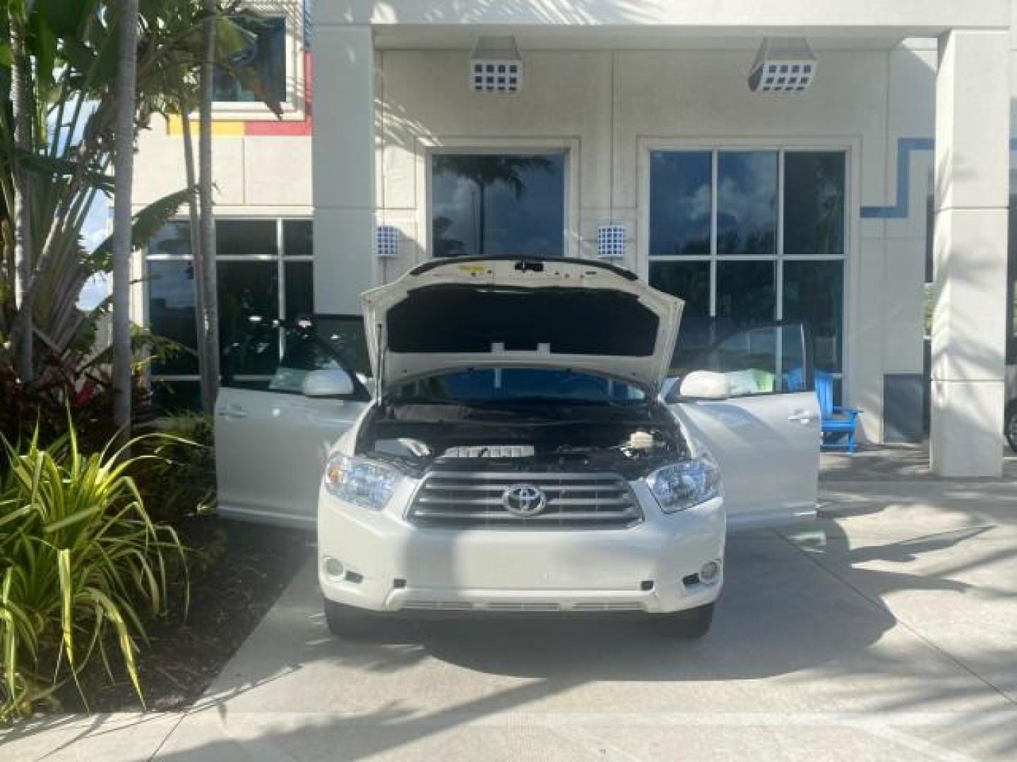 2010 Blizzard Pearl /Black Toyota Highlander SE LOW MILES 55,307 4WD (5TDJK3EH9AS) with an 3.5L V6 Cylinder Engine engine, Automatic transmission, located at 4701 North Dixie Hwy, Pompano Beach, FL, 33064, (954) 422-2889, 26.240938, -80.123474 - OUR WEBPAGE FLORIDACARS1.COM HAS OVER 100 PHOTOS AND FREE CARFAX LINK 2010 TOYOTA HIGHLANDER SE 4 WHEEL DRIVE THIRD ROW SUNROOF PEARL WHITE LEATHER TOW PACKAGE VIN: 5TDJK3EH9AS008451 5 T D J K 3 E H 9 A S 0 0 8 4 5 1 4 DOOR WAGON/SPORT UTILITY 3.5L V6 F DOHC 24V GASOLINE 23 MPG ALL WHEEL DRIVE Featu - Photo#16
