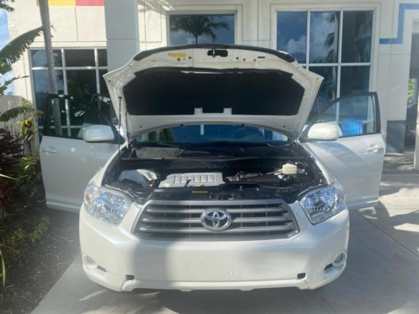 2010 Blizzard Pearl /Black Toyota Highlander SE LOW MILES 55,307 4WD (5TDJK3EH9AS) with an 3.5L V6 Cylinder Engine engine, Automatic transmission, located at 4701 North Dixie Hwy, Pompano Beach, FL, 33064, (954) 422-2889, 26.240938, -80.123474 - OUR WEBPAGE FLORIDACARS1.COM HAS OVER 100 PHOTOS AND FREE CARFAX LINK 2010 TOYOTA HIGHLANDER SE 4 WHEEL DRIVE THIRD ROW SUNROOF PEARL WHITE LEATHER TOW PACKAGE VIN: 5TDJK3EH9AS008451 5 T D J K 3 E H 9 A S 0 0 8 4 5 1 4 DOOR WAGON/SPORT UTILITY 3.5L V6 F DOHC 24V GASOLINE 23 MPG ALL WHEEL DRIVE Featu - Photo#17