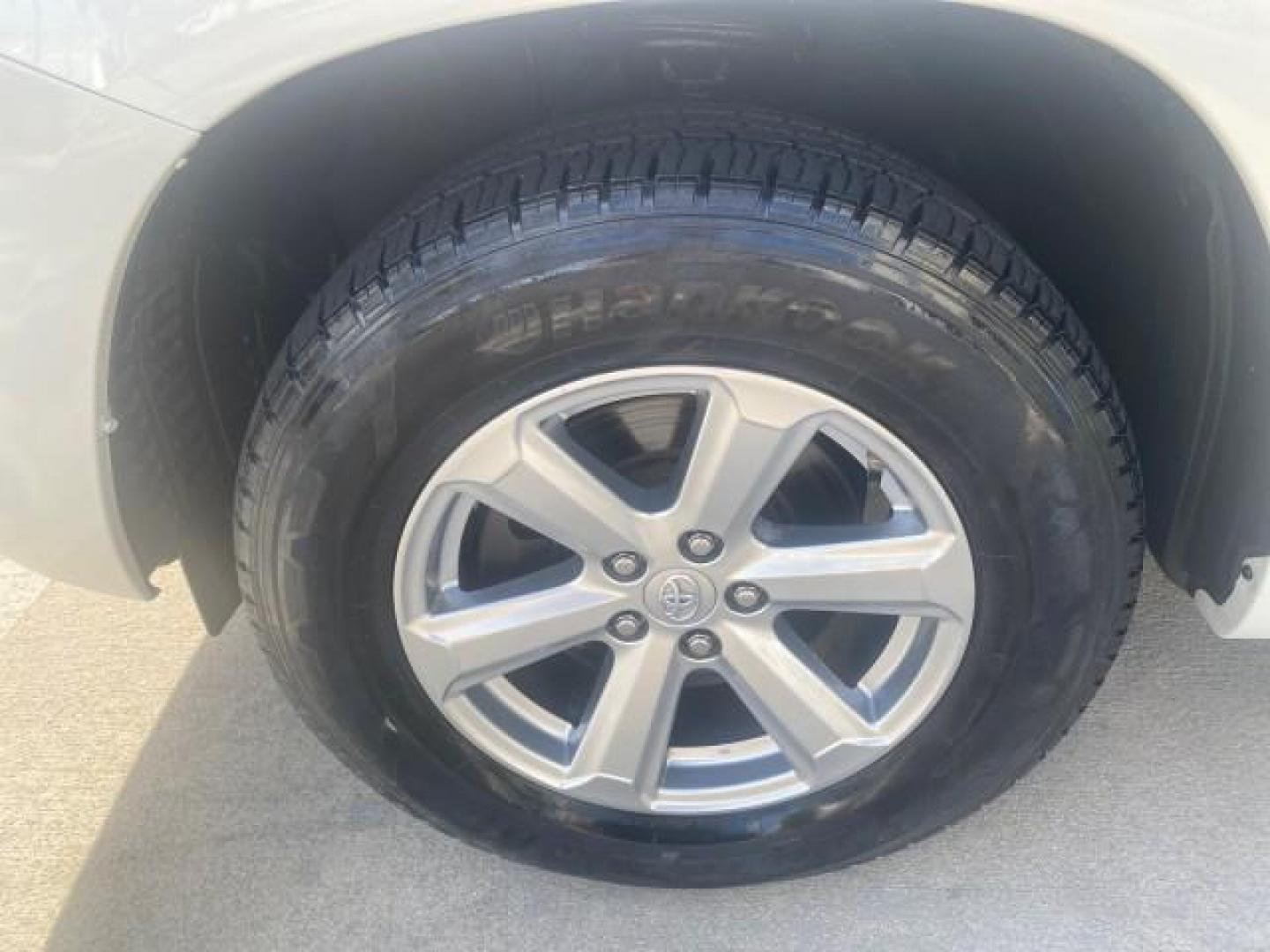 2010 Blizzard Pearl /Black Toyota Highlander SE LOW MILES 55,307 4WD (5TDJK3EH9AS) with an 3.5L V6 Cylinder Engine engine, Automatic transmission, located at 4701 North Dixie Hwy, Pompano Beach, FL, 33064, (954) 422-2889, 26.240938, -80.123474 - OUR WEBPAGE FLORIDACARS1.COM HAS OVER 100 PHOTOS AND FREE CARFAX LINK 2010 TOYOTA HIGHLANDER SE 4 WHEEL DRIVE THIRD ROW SUNROOF PEARL WHITE LEATHER TOW PACKAGE VIN: 5TDJK3EH9AS008451 5 T D J K 3 E H 9 A S 0 0 8 4 5 1 4 DOOR WAGON/SPORT UTILITY 3.5L V6 F DOHC 24V GASOLINE 23 MPG ALL WHEEL DRIVE Featu - Photo#19