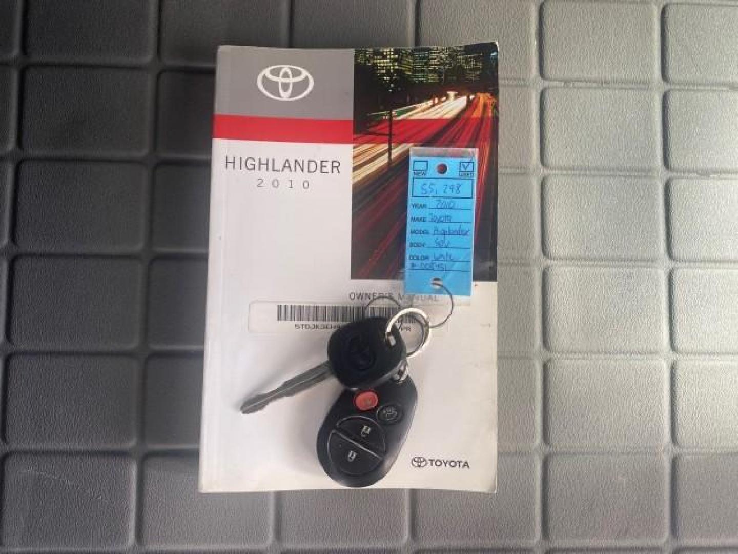 2010 Blizzard Pearl /Black Toyota Highlander SE LOW MILES 55,307 4WD (5TDJK3EH9AS) with an 3.5L V6 Cylinder Engine engine, Automatic transmission, located at 4701 North Dixie Hwy, Pompano Beach, FL, 33064, (954) 422-2889, 26.240938, -80.123474 - OUR WEBPAGE FLORIDACARS1.COM HAS OVER 100 PHOTOS AND FREE CARFAX LINK 2010 TOYOTA HIGHLANDER SE 4 WHEEL DRIVE THIRD ROW SUNROOF PEARL WHITE LEATHER TOW PACKAGE VIN: 5TDJK3EH9AS008451 5 T D J K 3 E H 9 A S 0 0 8 4 5 1 4 DOOR WAGON/SPORT UTILITY 3.5L V6 F DOHC 24V GASOLINE 23 MPG ALL WHEEL DRIVE Featu - Photo#23