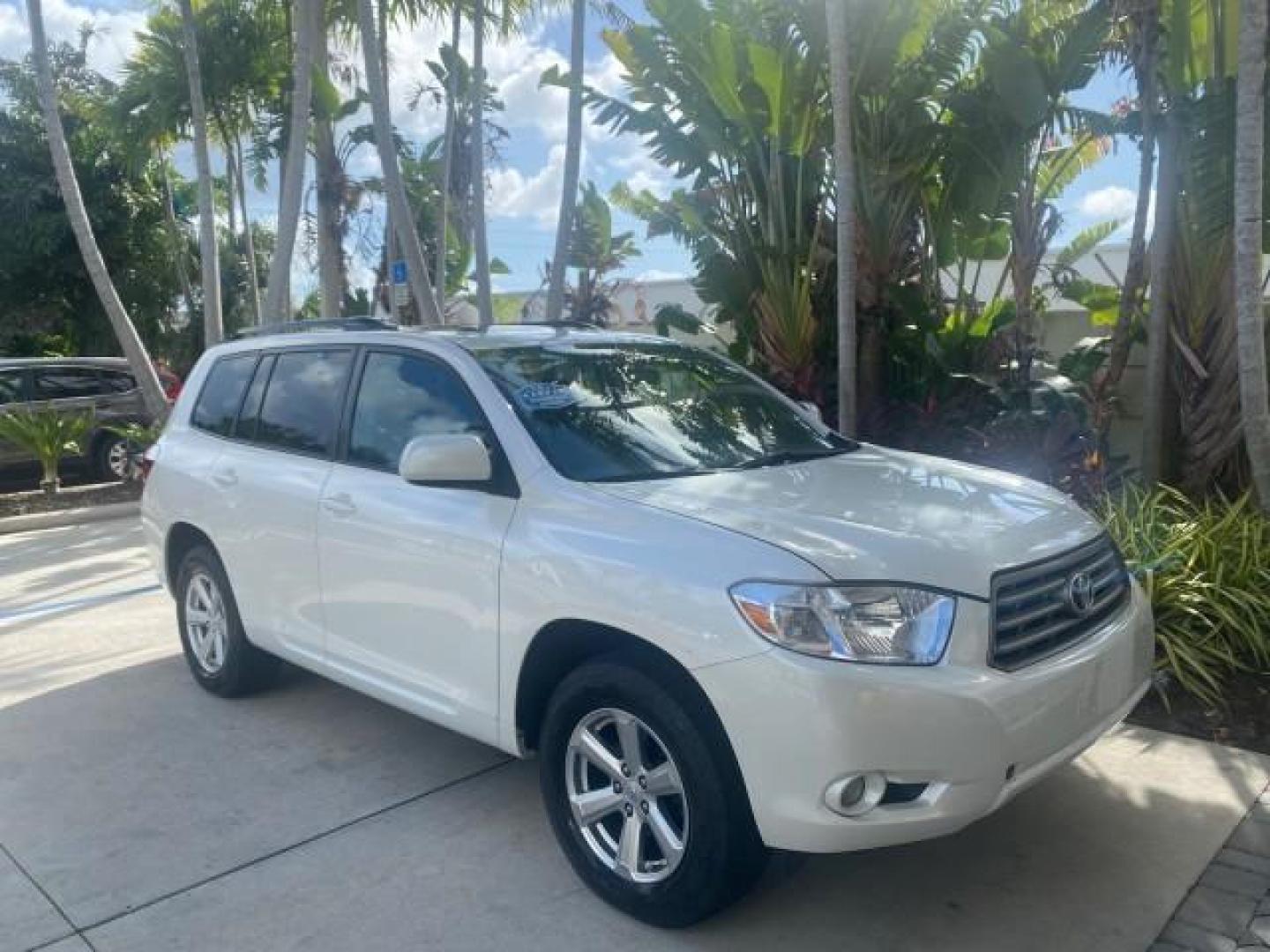 2010 Blizzard Pearl /Black Toyota Highlander SE LOW MILES 55,307 4WD (5TDJK3EH9AS) with an 3.5L V6 Cylinder Engine engine, Automatic transmission, located at 4701 North Dixie Hwy, Pompano Beach, FL, 33064, (954) 422-2889, 26.240938, -80.123474 - OUR WEBPAGE FLORIDACARS1.COM HAS OVER 100 PHOTOS AND FREE CARFAX LINK 2010 TOYOTA HIGHLANDER SE 4 WHEEL DRIVE THIRD ROW SUNROOF PEARL WHITE LEATHER TOW PACKAGE VIN: 5TDJK3EH9AS008451 5 T D J K 3 E H 9 A S 0 0 8 4 5 1 4 DOOR WAGON/SPORT UTILITY 3.5L V6 F DOHC 24V GASOLINE 23 MPG ALL WHEEL DRIVE Featu - Photo#24