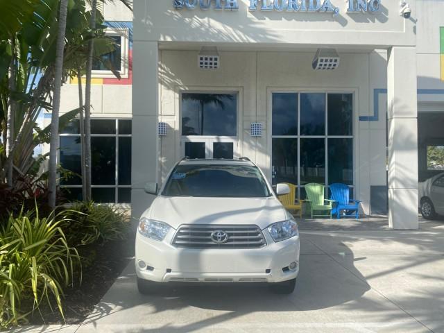 2010 Blizzard Pearl /Black Toyota Highlander SE LOW MILES 55,307 4WD (5TDJK3EH9AS) with an 3.5L V6 Cylinder Engine engine, Automatic transmission, located at 4701 North Dixie Hwy, Pompano Beach, FL, 33064, (954) 422-2889, 26.240938, -80.123474 - OUR WEBPAGE FLORIDACARS1.COM HAS OVER 100 PHOTOS AND FREE CARFAX LINK 2010 TOYOTA HIGHLANDER SE 4 WHEEL DRIVE THIRD ROW SUNROOF PEARL WHITE LEATHER TOW PACKAGE VIN: 5TDJK3EH9AS008451 5 T D J K 3 E H 9 A S 0 0 8 4 5 1 4 DOOR WAGON/SPORT UTILITY 3.5L V6 F DOHC 24V GASOLINE 23 MPG ALL WHEEL DRIVE Featu - Photo#27