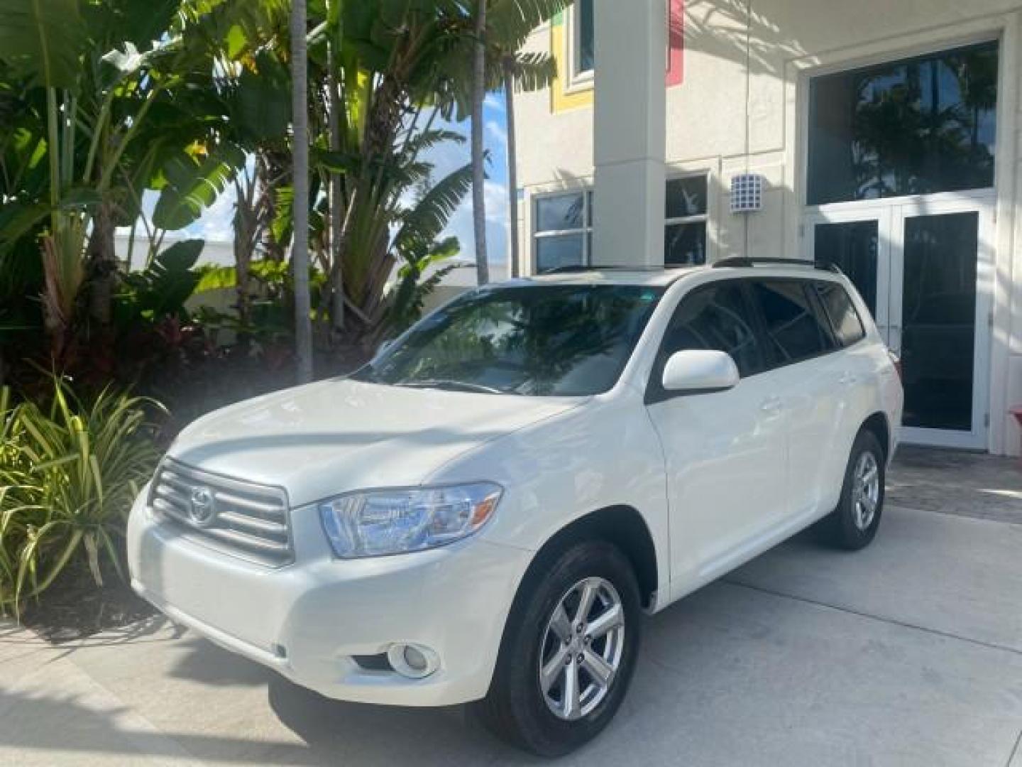 2010 Blizzard Pearl /Black Toyota Highlander SE LOW MILES 55,307 4WD (5TDJK3EH9AS) with an 3.5L V6 Cylinder Engine engine, Automatic transmission, located at 4701 North Dixie Hwy, Pompano Beach, FL, 33064, (954) 422-2889, 26.240938, -80.123474 - OUR WEBPAGE FLORIDACARS1.COM HAS OVER 100 PHOTOS AND FREE CARFAX LINK 2010 TOYOTA HIGHLANDER SE 4 WHEEL DRIVE THIRD ROW SUNROOF PEARL WHITE LEATHER TOW PACKAGE VIN: 5TDJK3EH9AS008451 5 T D J K 3 E H 9 A S 0 0 8 4 5 1 4 DOOR WAGON/SPORT UTILITY 3.5L V6 F DOHC 24V GASOLINE 23 MPG ALL WHEEL DRIVE Featu - Photo#30