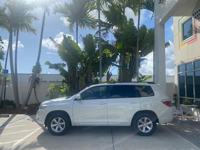 2010 Blizzard Pearl /Black Toyota Highlander SE LOW MILES 55,307 4WD (5TDJK3EH9AS) with an 3.5L V6 Cylinder Engine engine, Automatic transmission, located at 4701 North Dixie Hwy, Pompano Beach, FL, 33064, (954) 422-2889, 26.240938, -80.123474 - OUR WEBPAGE FLORIDACARS1.COM HAS OVER 100 PHOTOS AND FREE CARFAX LINK 2010 TOYOTA HIGHLANDER SE 4 WHEEL DRIVE THIRD ROW SUNROOF PEARL WHITE LEATHER TOW PACKAGE VIN: 5TDJK3EH9AS008451 5 T D J K 3 E H 9 A S 0 0 8 4 5 1 4 DOOR WAGON/SPORT UTILITY 3.5L V6 F DOHC 24V GASOLINE 23 MPG ALL WHEEL DRIVE Featu - Photo#31