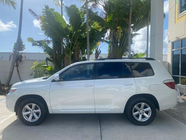 2010 Blizzard Pearl /Black Toyota Highlander SE LOW MILES 55,307 4WD (5TDJK3EH9AS) with an 3.5L V6 Cylinder Engine engine, Automatic transmission, located at 4701 North Dixie Hwy, Pompano Beach, FL, 33064, (954) 422-2889, 26.240938, -80.123474 - OUR WEBPAGE FLORIDACARS1.COM HAS OVER 100 PHOTOS AND FREE CARFAX LINK 2010 TOYOTA HIGHLANDER SE 4 WHEEL DRIVE THIRD ROW SUNROOF PEARL WHITE LEATHER TOW PACKAGE VIN: 5TDJK3EH9AS008451 5 T D J K 3 E H 9 A S 0 0 8 4 5 1 4 DOOR WAGON/SPORT UTILITY 3.5L V6 F DOHC 24V GASOLINE 23 MPG ALL WHEEL DRIVE Featu - Photo#32