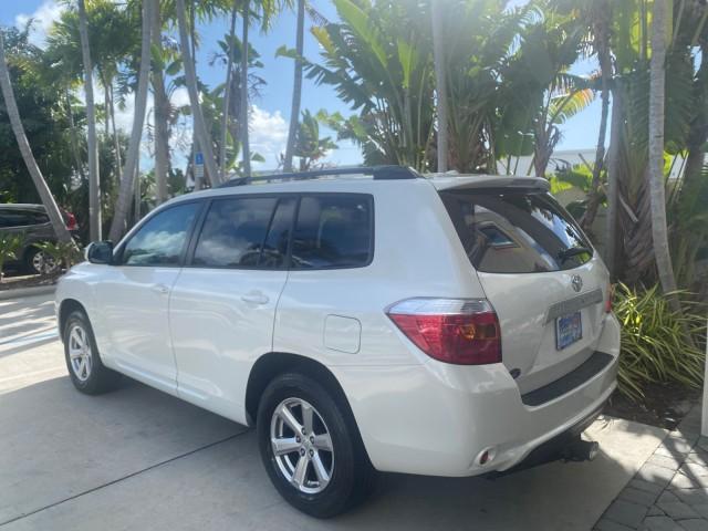 2010 Blizzard Pearl /Black Toyota Highlander SE LOW MILES 55,307 4WD (5TDJK3EH9AS) with an 3.5L V6 Cylinder Engine engine, Automatic transmission, located at 4701 North Dixie Hwy, Pompano Beach, FL, 33064, (954) 422-2889, 26.240938, -80.123474 - OUR WEBPAGE FLORIDACARS1.COM HAS OVER 100 PHOTOS AND FREE CARFAX LINK 2010 TOYOTA HIGHLANDER SE 4 WHEEL DRIVE THIRD ROW SUNROOF PEARL WHITE LEATHER TOW PACKAGE VIN: 5TDJK3EH9AS008451 5 T D J K 3 E H 9 A S 0 0 8 4 5 1 4 DOOR WAGON/SPORT UTILITY 3.5L V6 F DOHC 24V GASOLINE 23 MPG ALL WHEEL DRIVE Featu - Photo#34