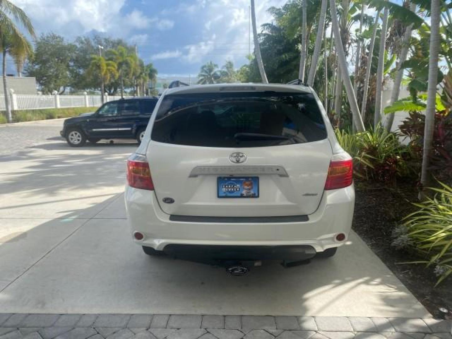 2010 Blizzard Pearl /Black Toyota Highlander SE LOW MILES 55,307 4WD (5TDJK3EH9AS) with an 3.5L V6 Cylinder Engine engine, Automatic transmission, located at 4701 North Dixie Hwy, Pompano Beach, FL, 33064, (954) 422-2889, 26.240938, -80.123474 - OUR WEBPAGE FLORIDACARS1.COM HAS OVER 100 PHOTOS AND FREE CARFAX LINK 2010 TOYOTA HIGHLANDER SE 4 WHEEL DRIVE THIRD ROW SUNROOF PEARL WHITE LEATHER TOW PACKAGE VIN: 5TDJK3EH9AS008451 5 T D J K 3 E H 9 A S 0 0 8 4 5 1 4 DOOR WAGON/SPORT UTILITY 3.5L V6 F DOHC 24V GASOLINE 23 MPG ALL WHEEL DRIVE Featu - Photo#35