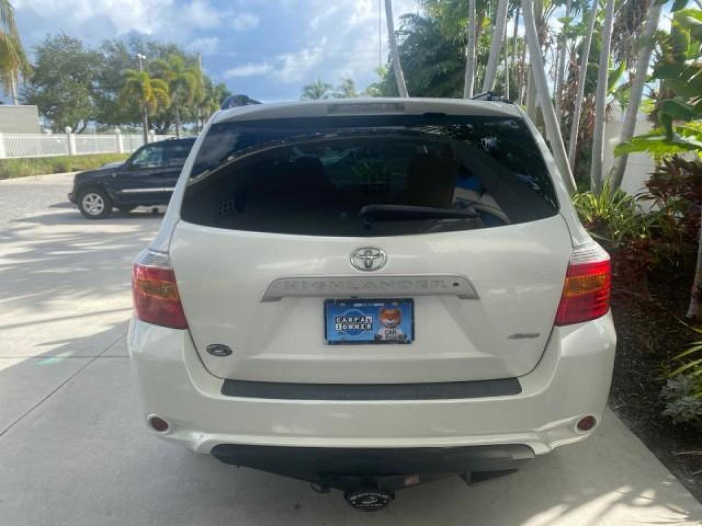 2010 Blizzard Pearl /Black Toyota Highlander SE LOW MILES 55,307 4WD (5TDJK3EH9AS) with an 3.5L V6 Cylinder Engine engine, Automatic transmission, located at 4701 North Dixie Hwy, Pompano Beach, FL, 33064, (954) 422-2889, 26.240938, -80.123474 - OUR WEBPAGE FLORIDACARS1.COM HAS OVER 100 PHOTOS AND FREE CARFAX LINK 2010 TOYOTA HIGHLANDER SE 4 WHEEL DRIVE THIRD ROW SUNROOF PEARL WHITE LEATHER TOW PACKAGE VIN: 5TDJK3EH9AS008451 5 T D J K 3 E H 9 A S 0 0 8 4 5 1 4 DOOR WAGON/SPORT UTILITY 3.5L V6 F DOHC 24V GASOLINE 23 MPG ALL WHEEL DRIVE Featu - Photo#36