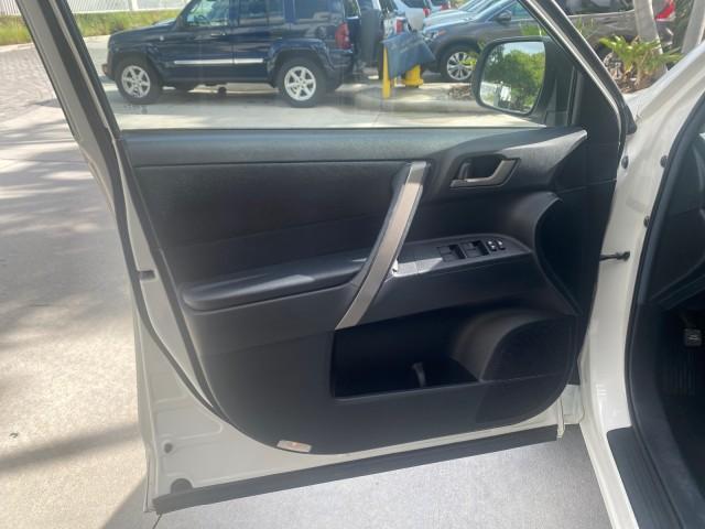2010 Blizzard Pearl /Black Toyota Highlander SE LOW MILES 55,307 4WD (5TDJK3EH9AS) with an 3.5L V6 Cylinder Engine engine, Automatic transmission, located at 4701 North Dixie Hwy, Pompano Beach, FL, 33064, (954) 422-2889, 26.240938, -80.123474 - OUR WEBPAGE FLORIDACARS1.COM HAS OVER 100 PHOTOS AND FREE CARFAX LINK 2010 TOYOTA HIGHLANDER SE 4 WHEEL DRIVE THIRD ROW SUNROOF PEARL WHITE LEATHER TOW PACKAGE VIN: 5TDJK3EH9AS008451 5 T D J K 3 E H 9 A S 0 0 8 4 5 1 4 DOOR WAGON/SPORT UTILITY 3.5L V6 F DOHC 24V GASOLINE 23 MPG ALL WHEEL DRIVE Featu - Photo#41