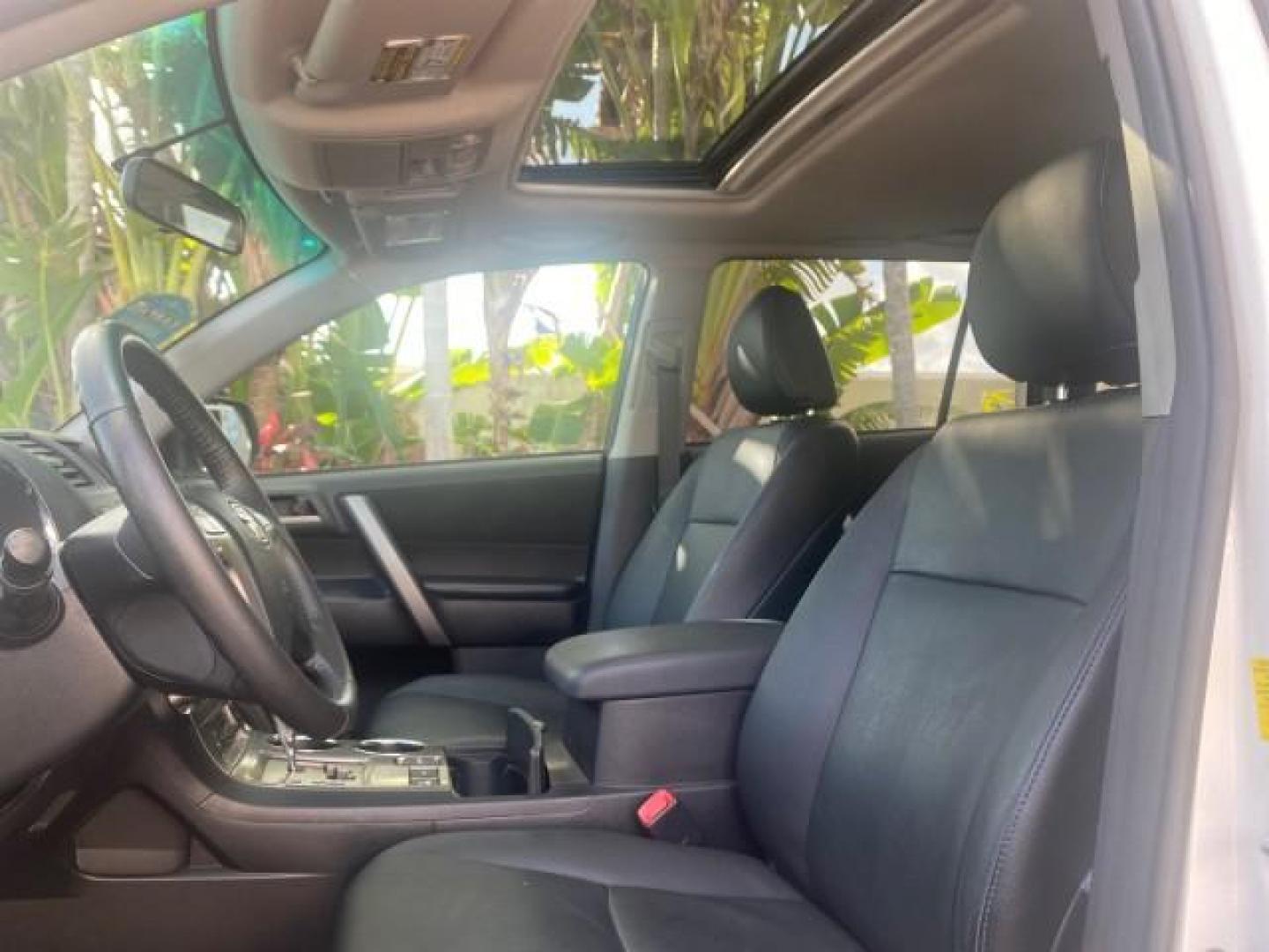 2010 Blizzard Pearl /Black Toyota Highlander SE LOW MILES 55,307 4WD (5TDJK3EH9AS) with an 3.5L V6 Cylinder Engine engine, Automatic transmission, located at 4701 North Dixie Hwy, Pompano Beach, FL, 33064, (954) 422-2889, 26.240938, -80.123474 - OUR WEBPAGE FLORIDACARS1.COM HAS OVER 100 PHOTOS AND FREE CARFAX LINK 2010 TOYOTA HIGHLANDER SE 4 WHEEL DRIVE THIRD ROW SUNROOF PEARL WHITE LEATHER TOW PACKAGE VIN: 5TDJK3EH9AS008451 5 T D J K 3 E H 9 A S 0 0 8 4 5 1 4 DOOR WAGON/SPORT UTILITY 3.5L V6 F DOHC 24V GASOLINE 23 MPG ALL WHEEL DRIVE Featu - Photo#42