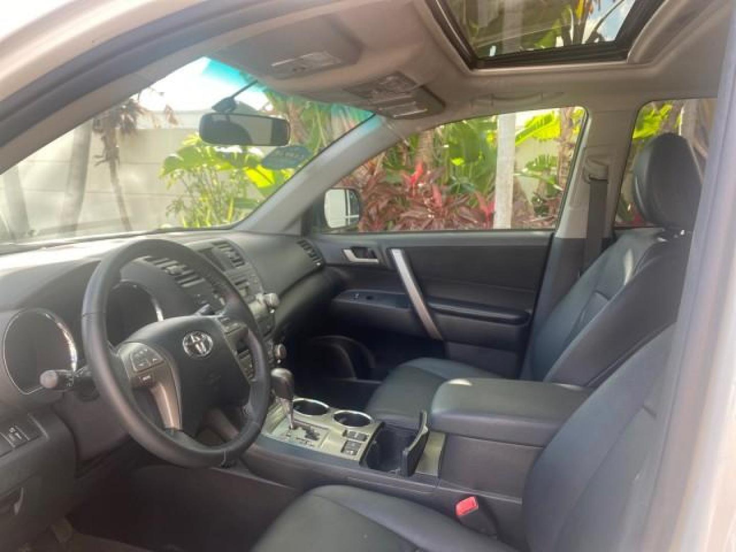 2010 Blizzard Pearl /Black Toyota Highlander SE LOW MILES 55,307 4WD (5TDJK3EH9AS) with an 3.5L V6 Cylinder Engine engine, Automatic transmission, located at 4701 North Dixie Hwy, Pompano Beach, FL, 33064, (954) 422-2889, 26.240938, -80.123474 - OUR WEBPAGE FLORIDACARS1.COM HAS OVER 100 PHOTOS AND FREE CARFAX LINK 2010 TOYOTA HIGHLANDER SE 4 WHEEL DRIVE THIRD ROW SUNROOF PEARL WHITE LEATHER TOW PACKAGE VIN: 5TDJK3EH9AS008451 5 T D J K 3 E H 9 A S 0 0 8 4 5 1 4 DOOR WAGON/SPORT UTILITY 3.5L V6 F DOHC 24V GASOLINE 23 MPG ALL WHEEL DRIVE Featu - Photo#44