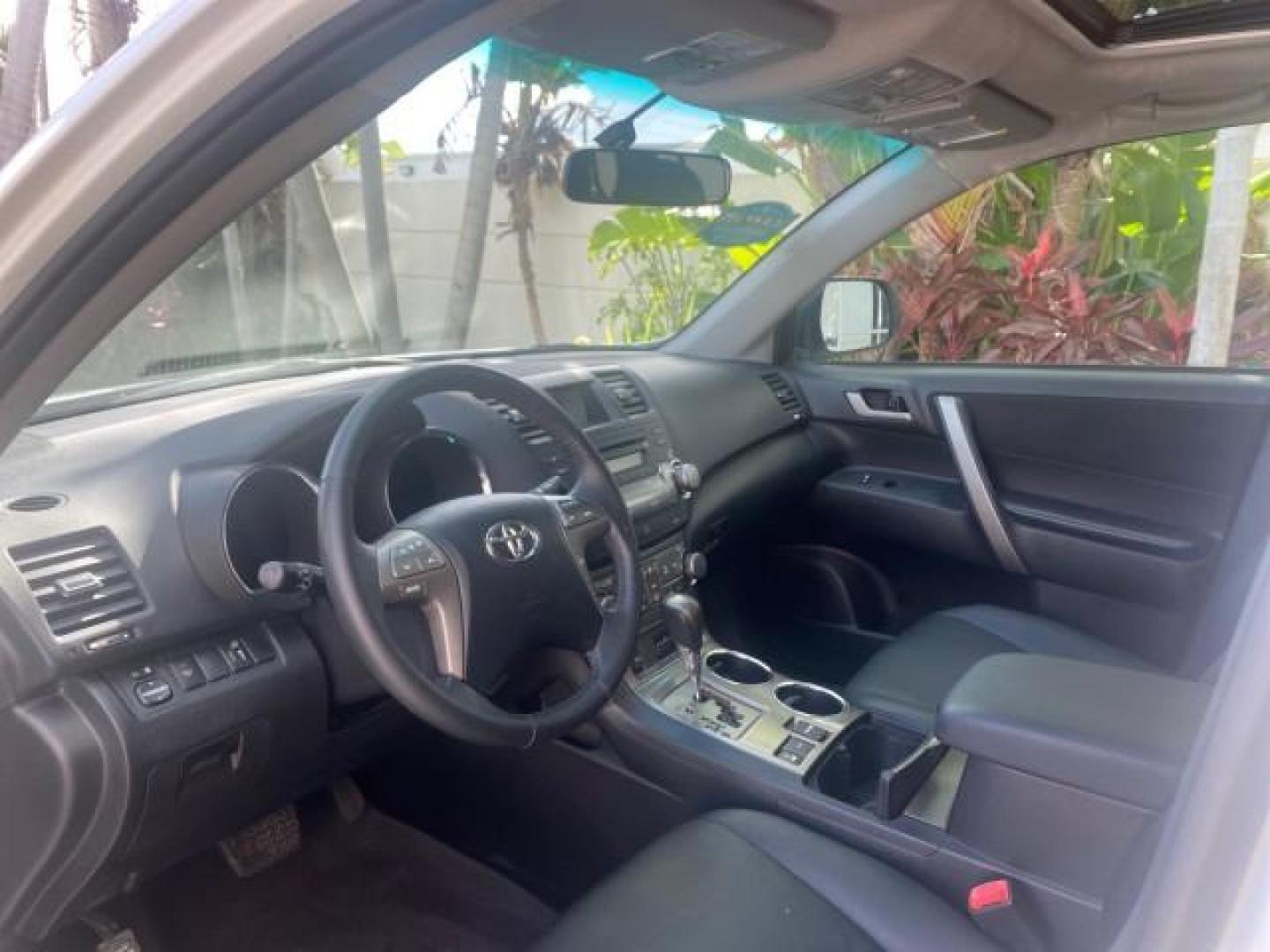 2010 Blizzard Pearl /Black Toyota Highlander SE LOW MILES 55,307 4WD (5TDJK3EH9AS) with an 3.5L V6 Cylinder Engine engine, Automatic transmission, located at 4701 North Dixie Hwy, Pompano Beach, FL, 33064, (954) 422-2889, 26.240938, -80.123474 - OUR WEBPAGE FLORIDACARS1.COM HAS OVER 100 PHOTOS AND FREE CARFAX LINK 2010 TOYOTA HIGHLANDER SE 4 WHEEL DRIVE THIRD ROW SUNROOF PEARL WHITE LEATHER TOW PACKAGE VIN: 5TDJK3EH9AS008451 5 T D J K 3 E H 9 A S 0 0 8 4 5 1 4 DOOR WAGON/SPORT UTILITY 3.5L V6 F DOHC 24V GASOLINE 23 MPG ALL WHEEL DRIVE Featu - Photo#45
