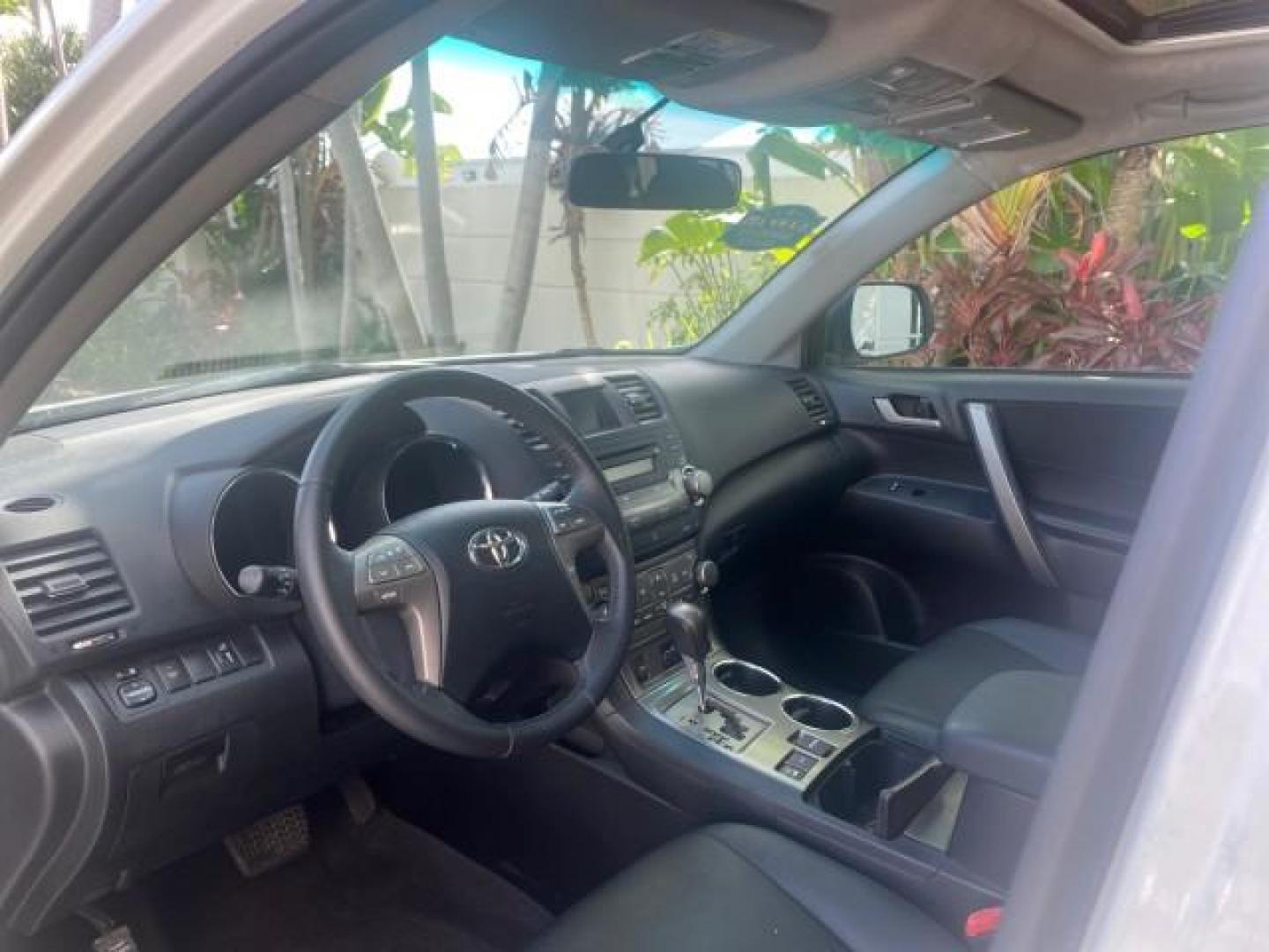 2010 Blizzard Pearl /Black Toyota Highlander SE LOW MILES 55,307 4WD (5TDJK3EH9AS) with an 3.5L V6 Cylinder Engine engine, Automatic transmission, located at 4701 North Dixie Hwy, Pompano Beach, FL, 33064, (954) 422-2889, 26.240938, -80.123474 - OUR WEBPAGE FLORIDACARS1.COM HAS OVER 100 PHOTOS AND FREE CARFAX LINK 2010 TOYOTA HIGHLANDER SE 4 WHEEL DRIVE THIRD ROW SUNROOF PEARL WHITE LEATHER TOW PACKAGE VIN: 5TDJK3EH9AS008451 5 T D J K 3 E H 9 A S 0 0 8 4 5 1 4 DOOR WAGON/SPORT UTILITY 3.5L V6 F DOHC 24V GASOLINE 23 MPG ALL WHEEL DRIVE Featu - Photo#46
