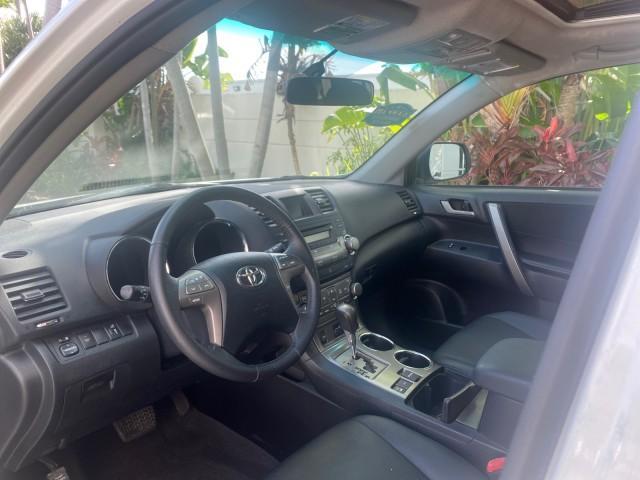 2010 Blizzard Pearl /Black Toyota Highlander SE LOW MILES 55,307 4WD (5TDJK3EH9AS) with an 3.5L V6 Cylinder Engine engine, Automatic transmission, located at 4701 North Dixie Hwy, Pompano Beach, FL, 33064, (954) 422-2889, 26.240938, -80.123474 - OUR WEBPAGE FLORIDACARS1.COM HAS OVER 100 PHOTOS AND FREE CARFAX LINK 2010 TOYOTA HIGHLANDER SE 4 WHEEL DRIVE THIRD ROW SUNROOF PEARL WHITE LEATHER TOW PACKAGE VIN: 5TDJK3EH9AS008451 5 T D J K 3 E H 9 A S 0 0 8 4 5 1 4 DOOR WAGON/SPORT UTILITY 3.5L V6 F DOHC 24V GASOLINE 23 MPG ALL WHEEL DRIVE Featu - Photo#46