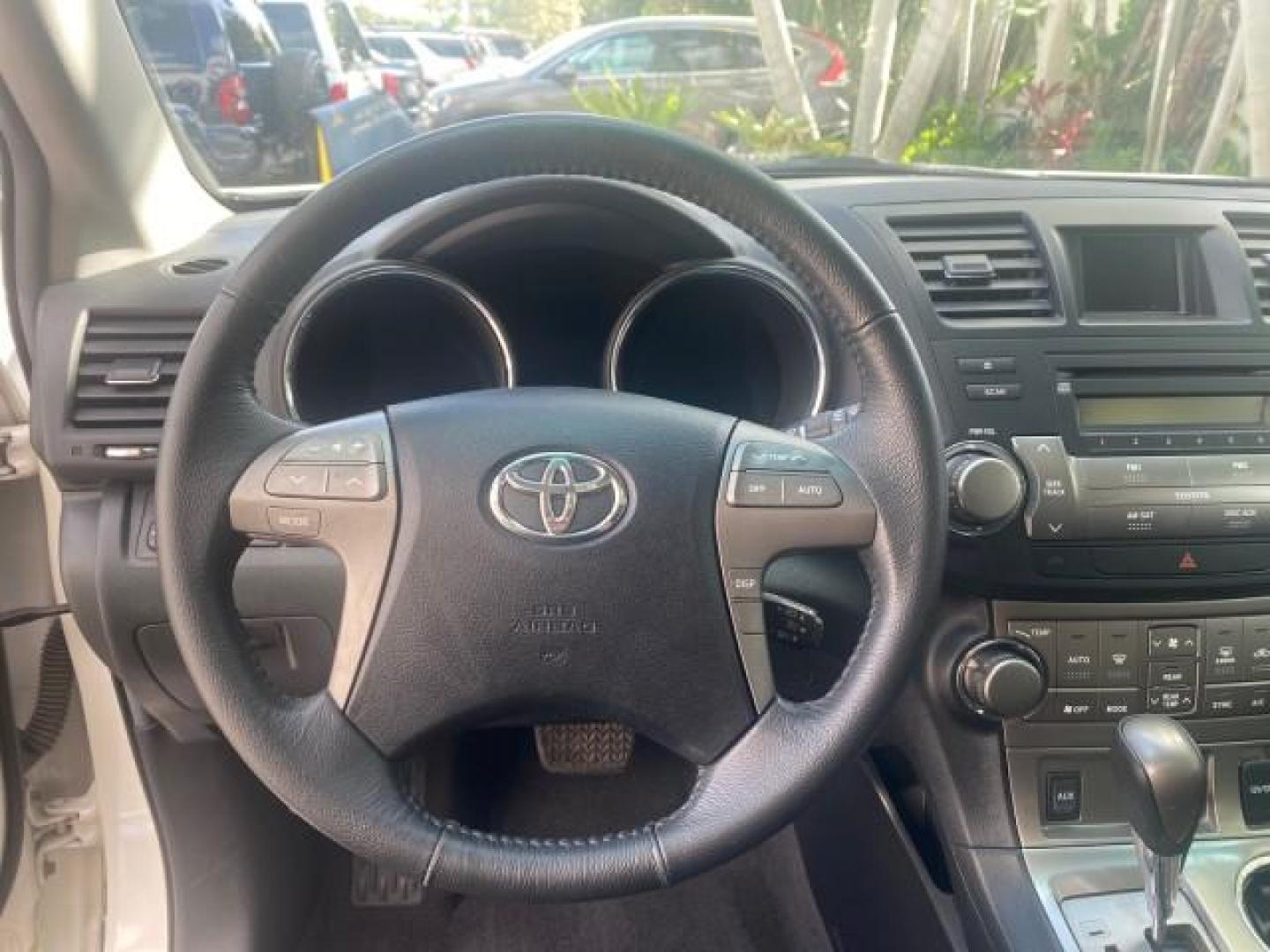2010 Blizzard Pearl /Black Toyota Highlander SE LOW MILES 55,307 4WD (5TDJK3EH9AS) with an 3.5L V6 Cylinder Engine engine, Automatic transmission, located at 4701 North Dixie Hwy, Pompano Beach, FL, 33064, (954) 422-2889, 26.240938, -80.123474 - OUR WEBPAGE FLORIDACARS1.COM HAS OVER 100 PHOTOS AND FREE CARFAX LINK 2010 TOYOTA HIGHLANDER SE 4 WHEEL DRIVE THIRD ROW SUNROOF PEARL WHITE LEATHER TOW PACKAGE VIN: 5TDJK3EH9AS008451 5 T D J K 3 E H 9 A S 0 0 8 4 5 1 4 DOOR WAGON/SPORT UTILITY 3.5L V6 F DOHC 24V GASOLINE 23 MPG ALL WHEEL DRIVE Featu - Photo#47
