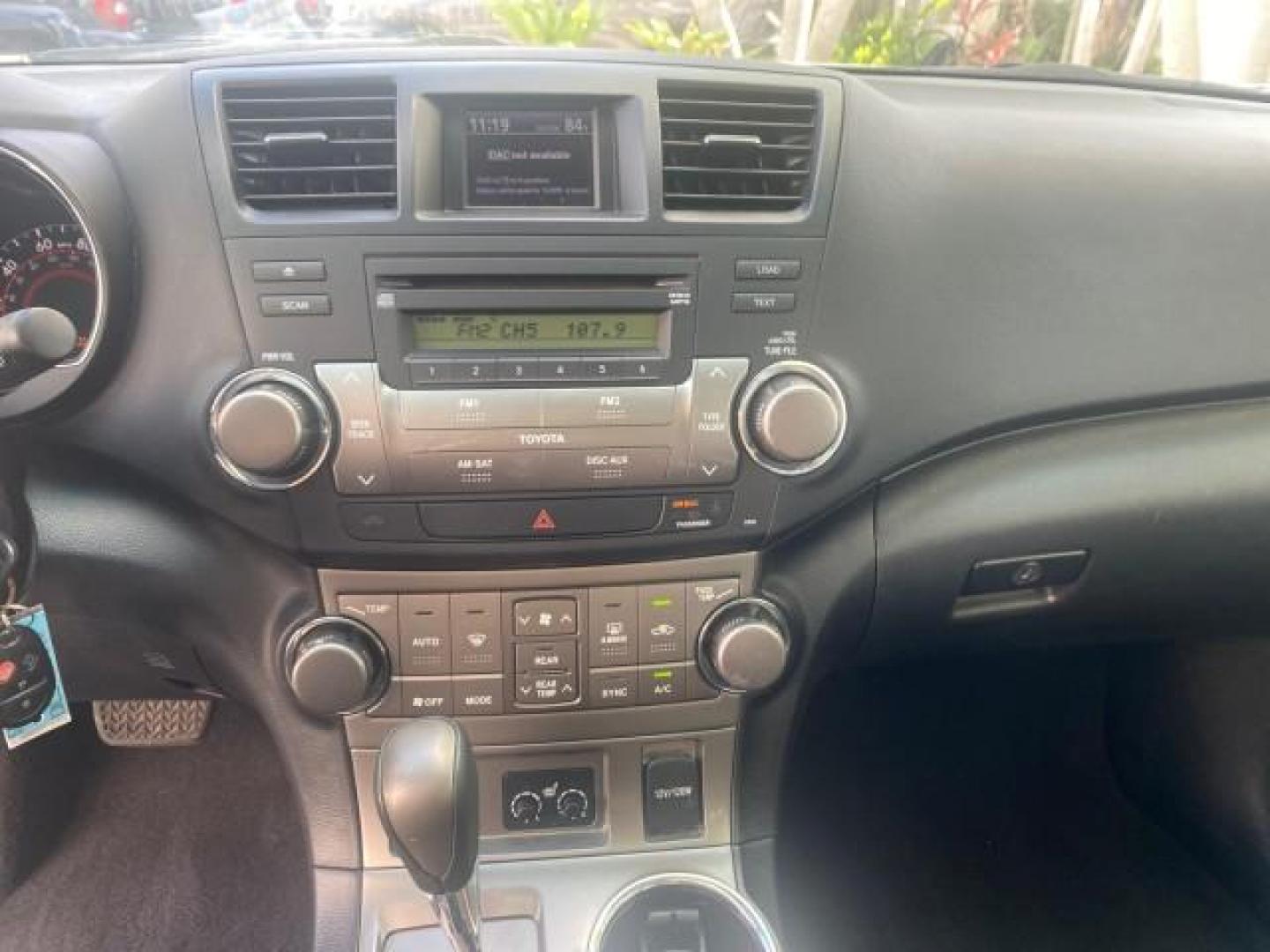 2010 Blizzard Pearl /Black Toyota Highlander SE LOW MILES 55,307 4WD (5TDJK3EH9AS) with an 3.5L V6 Cylinder Engine engine, Automatic transmission, located at 4701 North Dixie Hwy, Pompano Beach, FL, 33064, (954) 422-2889, 26.240938, -80.123474 - OUR WEBPAGE FLORIDACARS1.COM HAS OVER 100 PHOTOS AND FREE CARFAX LINK 2010 TOYOTA HIGHLANDER SE 4 WHEEL DRIVE THIRD ROW SUNROOF PEARL WHITE LEATHER TOW PACKAGE VIN: 5TDJK3EH9AS008451 5 T D J K 3 E H 9 A S 0 0 8 4 5 1 4 DOOR WAGON/SPORT UTILITY 3.5L V6 F DOHC 24V GASOLINE 23 MPG ALL WHEEL DRIVE Featu - Photo#55