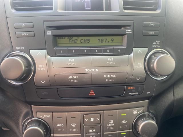 2010 Blizzard Pearl /Black Toyota Highlander SE LOW MILES 55,307 4WD (5TDJK3EH9AS) with an 3.5L V6 Cylinder Engine engine, Automatic transmission, located at 4701 North Dixie Hwy, Pompano Beach, FL, 33064, (954) 422-2889, 26.240938, -80.123474 - OUR WEBPAGE FLORIDACARS1.COM HAS OVER 100 PHOTOS AND FREE CARFAX LINK 2010 TOYOTA HIGHLANDER SE 4 WHEEL DRIVE THIRD ROW SUNROOF PEARL WHITE LEATHER TOW PACKAGE VIN: 5TDJK3EH9AS008451 5 T D J K 3 E H 9 A S 0 0 8 4 5 1 4 DOOR WAGON/SPORT UTILITY 3.5L V6 F DOHC 24V GASOLINE 23 MPG ALL WHEEL DRIVE Featu - Photo#59