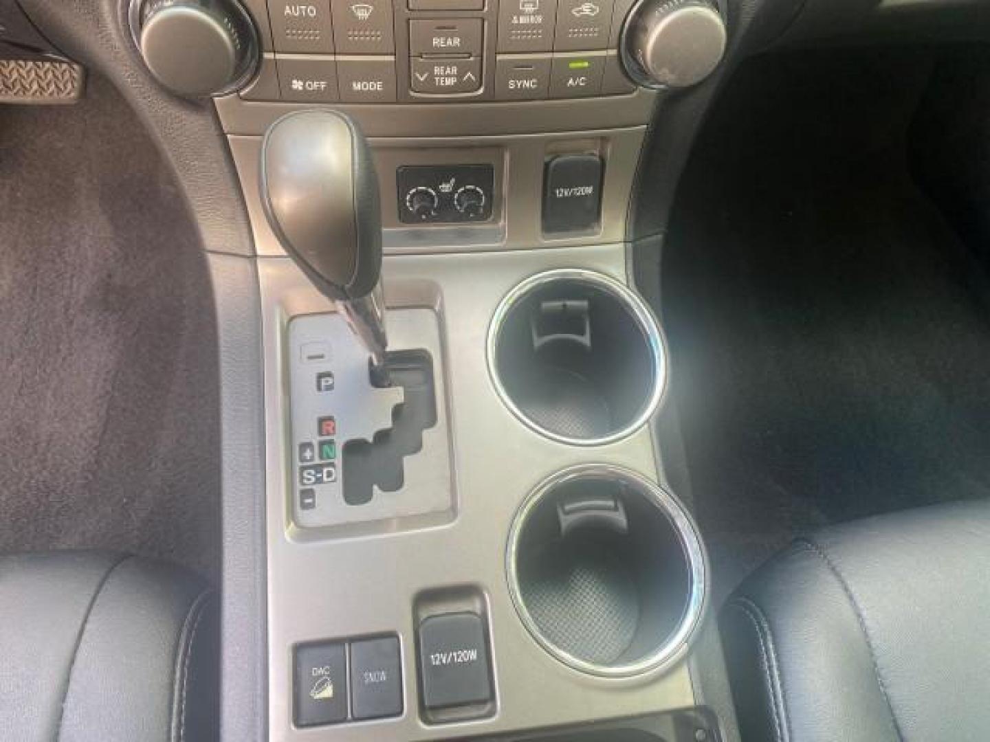 2010 Blizzard Pearl /Black Toyota Highlander SE LOW MILES 55,307 4WD (5TDJK3EH9AS) with an 3.5L V6 Cylinder Engine engine, Automatic transmission, located at 4701 North Dixie Hwy, Pompano Beach, FL, 33064, (954) 422-2889, 26.240938, -80.123474 - OUR WEBPAGE FLORIDACARS1.COM HAS OVER 100 PHOTOS AND FREE CARFAX LINK 2010 TOYOTA HIGHLANDER SE 4 WHEEL DRIVE THIRD ROW SUNROOF PEARL WHITE LEATHER TOW PACKAGE VIN: 5TDJK3EH9AS008451 5 T D J K 3 E H 9 A S 0 0 8 4 5 1 4 DOOR WAGON/SPORT UTILITY 3.5L V6 F DOHC 24V GASOLINE 23 MPG ALL WHEEL DRIVE Featu - Photo#61