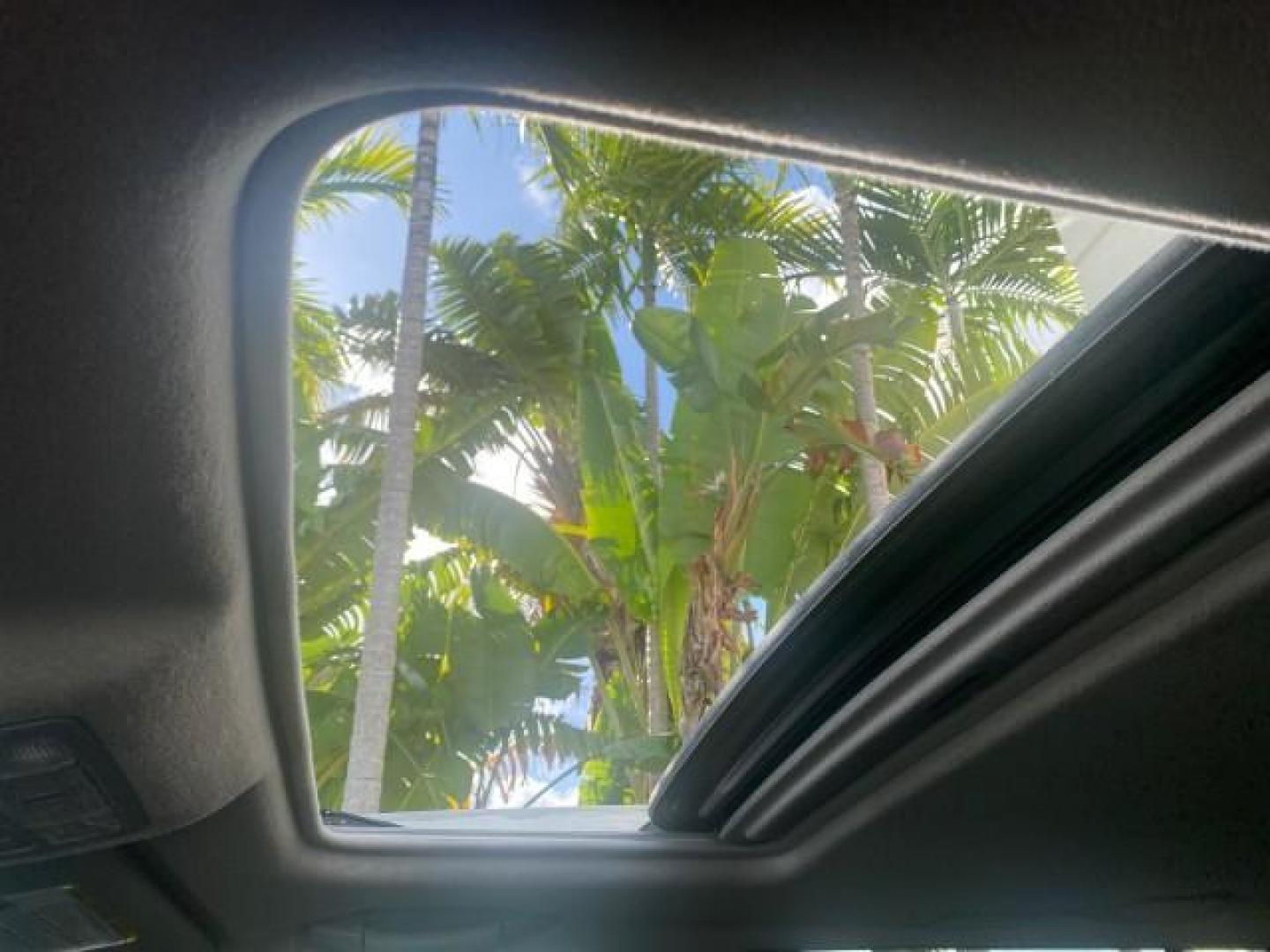 2010 Blizzard Pearl /Black Toyota Highlander SE LOW MILES 55,307 4WD (5TDJK3EH9AS) with an 3.5L V6 Cylinder Engine engine, Automatic transmission, located at 4701 North Dixie Hwy, Pompano Beach, FL, 33064, (954) 422-2889, 26.240938, -80.123474 - OUR WEBPAGE FLORIDACARS1.COM HAS OVER 100 PHOTOS AND FREE CARFAX LINK 2010 TOYOTA HIGHLANDER SE 4 WHEEL DRIVE THIRD ROW SUNROOF PEARL WHITE LEATHER TOW PACKAGE VIN: 5TDJK3EH9AS008451 5 T D J K 3 E H 9 A S 0 0 8 4 5 1 4 DOOR WAGON/SPORT UTILITY 3.5L V6 F DOHC 24V GASOLINE 23 MPG ALL WHEEL DRIVE Featu - Photo#72