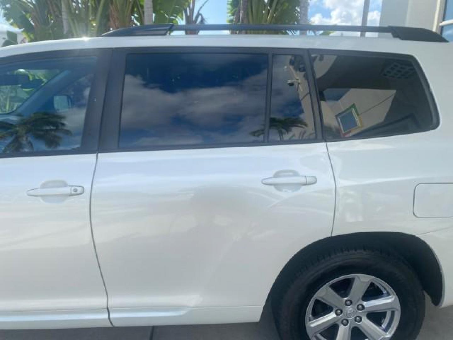 2010 Blizzard Pearl /Black Toyota Highlander SE LOW MILES 55,307 4WD (5TDJK3EH9AS) with an 3.5L V6 Cylinder Engine engine, Automatic transmission, located at 4701 North Dixie Hwy, Pompano Beach, FL, 33064, (954) 422-2889, 26.240938, -80.123474 - OUR WEBPAGE FLORIDACARS1.COM HAS OVER 100 PHOTOS AND FREE CARFAX LINK 2010 TOYOTA HIGHLANDER SE 4 WHEEL DRIVE THIRD ROW SUNROOF PEARL WHITE LEATHER TOW PACKAGE VIN: 5TDJK3EH9AS008451 5 T D J K 3 E H 9 A S 0 0 8 4 5 1 4 DOOR WAGON/SPORT UTILITY 3.5L V6 F DOHC 24V GASOLINE 23 MPG ALL WHEEL DRIVE Featu - Photo#75