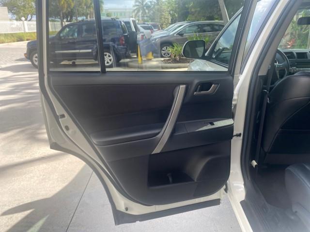 2010 Blizzard Pearl /Black Toyota Highlander SE LOW MILES 55,307 4WD (5TDJK3EH9AS) with an 3.5L V6 Cylinder Engine engine, Automatic transmission, located at 4701 North Dixie Hwy, Pompano Beach, FL, 33064, (954) 422-2889, 26.240938, -80.123474 - OUR WEBPAGE FLORIDACARS1.COM HAS OVER 100 PHOTOS AND FREE CARFAX LINK 2010 TOYOTA HIGHLANDER SE 4 WHEEL DRIVE THIRD ROW SUNROOF PEARL WHITE LEATHER TOW PACKAGE VIN: 5TDJK3EH9AS008451 5 T D J K 3 E H 9 A S 0 0 8 4 5 1 4 DOOR WAGON/SPORT UTILITY 3.5L V6 F DOHC 24V GASOLINE 23 MPG ALL WHEEL DRIVE Featu - Photo#77