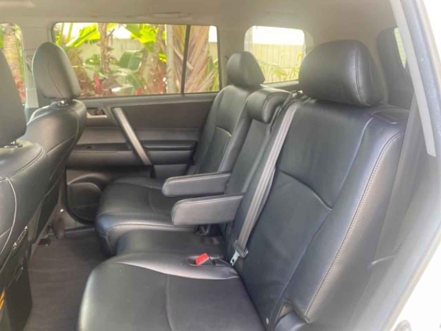 2010 Blizzard Pearl /Black Toyota Highlander SE LOW MILES 55,307 4WD (5TDJK3EH9AS) with an 3.5L V6 Cylinder Engine engine, Automatic transmission, located at 4701 North Dixie Hwy, Pompano Beach, FL, 33064, (954) 422-2889, 26.240938, -80.123474 - OUR WEBPAGE FLORIDACARS1.COM HAS OVER 100 PHOTOS AND FREE CARFAX LINK 2010 TOYOTA HIGHLANDER SE 4 WHEEL DRIVE THIRD ROW SUNROOF PEARL WHITE LEATHER TOW PACKAGE VIN: 5TDJK3EH9AS008451 5 T D J K 3 E H 9 A S 0 0 8 4 5 1 4 DOOR WAGON/SPORT UTILITY 3.5L V6 F DOHC 24V GASOLINE 23 MPG ALL WHEEL DRIVE Featu - Photo#78