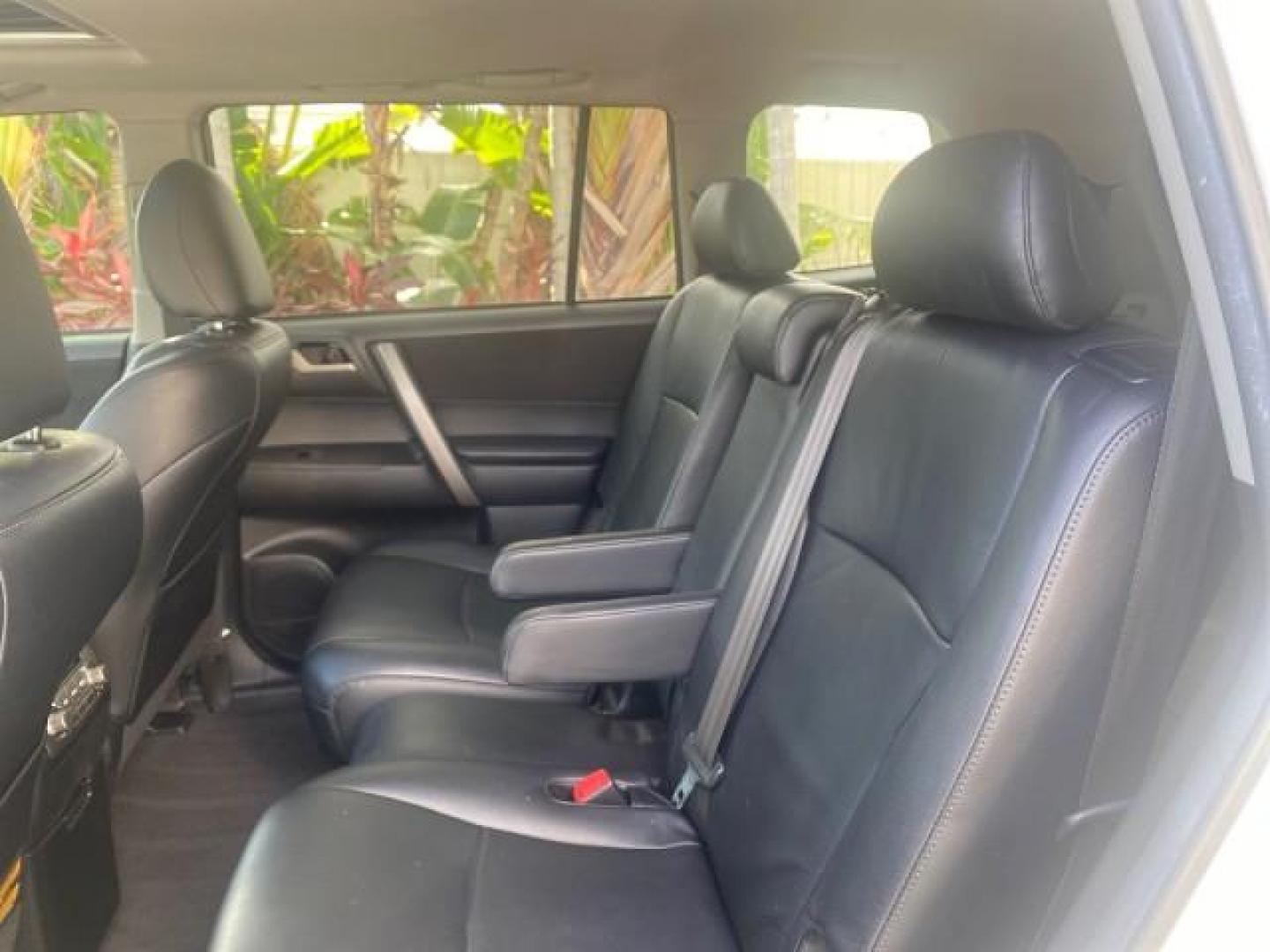 2010 Blizzard Pearl /Black Toyota Highlander SE LOW MILES 55,307 4WD (5TDJK3EH9AS) with an 3.5L V6 Cylinder Engine engine, Automatic transmission, located at 4701 North Dixie Hwy, Pompano Beach, FL, 33064, (954) 422-2889, 26.240938, -80.123474 - OUR WEBPAGE FLORIDACARS1.COM HAS OVER 100 PHOTOS AND FREE CARFAX LINK 2010 TOYOTA HIGHLANDER SE 4 WHEEL DRIVE THIRD ROW SUNROOF PEARL WHITE LEATHER TOW PACKAGE VIN: 5TDJK3EH9AS008451 5 T D J K 3 E H 9 A S 0 0 8 4 5 1 4 DOOR WAGON/SPORT UTILITY 3.5L V6 F DOHC 24V GASOLINE 23 MPG ALL WHEEL DRIVE Featu - Photo#79