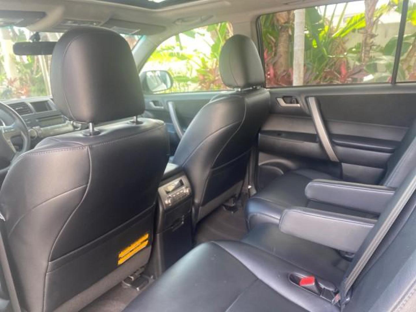 2010 Blizzard Pearl /Black Toyota Highlander SE LOW MILES 55,307 4WD (5TDJK3EH9AS) with an 3.5L V6 Cylinder Engine engine, Automatic transmission, located at 4701 North Dixie Hwy, Pompano Beach, FL, 33064, (954) 422-2889, 26.240938, -80.123474 - OUR WEBPAGE FLORIDACARS1.COM HAS OVER 100 PHOTOS AND FREE CARFAX LINK 2010 TOYOTA HIGHLANDER SE 4 WHEEL DRIVE THIRD ROW SUNROOF PEARL WHITE LEATHER TOW PACKAGE VIN: 5TDJK3EH9AS008451 5 T D J K 3 E H 9 A S 0 0 8 4 5 1 4 DOOR WAGON/SPORT UTILITY 3.5L V6 F DOHC 24V GASOLINE 23 MPG ALL WHEEL DRIVE Featu - Photo#81