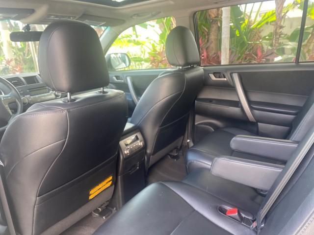 2010 Blizzard Pearl /Black Toyota Highlander SE LOW MILES 55,307 4WD (5TDJK3EH9AS) with an 3.5L V6 Cylinder Engine engine, Automatic transmission, located at 4701 North Dixie Hwy, Pompano Beach, FL, 33064, (954) 422-2889, 26.240938, -80.123474 - OUR WEBPAGE FLORIDACARS1.COM HAS OVER 100 PHOTOS AND FREE CARFAX LINK 2010 TOYOTA HIGHLANDER SE 4 WHEEL DRIVE THIRD ROW SUNROOF PEARL WHITE LEATHER TOW PACKAGE VIN: 5TDJK3EH9AS008451 5 T D J K 3 E H 9 A S 0 0 8 4 5 1 4 DOOR WAGON/SPORT UTILITY 3.5L V6 F DOHC 24V GASOLINE 23 MPG ALL WHEEL DRIVE Featu - Photo#81