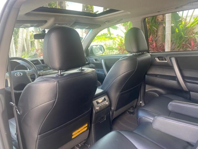 2010 Blizzard Pearl /Black Toyota Highlander SE LOW MILES 55,307 4WD (5TDJK3EH9AS) with an 3.5L V6 Cylinder Engine engine, Automatic transmission, located at 4701 North Dixie Hwy, Pompano Beach, FL, 33064, (954) 422-2889, 26.240938, -80.123474 - OUR WEBPAGE FLORIDACARS1.COM HAS OVER 100 PHOTOS AND FREE CARFAX LINK 2010 TOYOTA HIGHLANDER SE 4 WHEEL DRIVE THIRD ROW SUNROOF PEARL WHITE LEATHER TOW PACKAGE VIN: 5TDJK3EH9AS008451 5 T D J K 3 E H 9 A S 0 0 8 4 5 1 4 DOOR WAGON/SPORT UTILITY 3.5L V6 F DOHC 24V GASOLINE 23 MPG ALL WHEEL DRIVE Featu - Photo#82