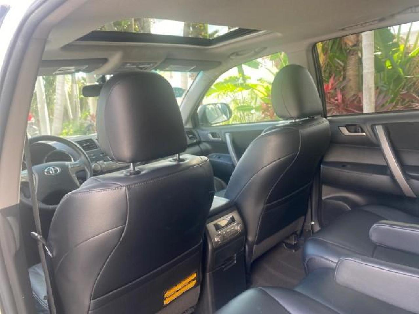 2010 Blizzard Pearl /Black Toyota Highlander SE LOW MILES 55,307 4WD (5TDJK3EH9AS) with an 3.5L V6 Cylinder Engine engine, Automatic transmission, located at 4701 North Dixie Hwy, Pompano Beach, FL, 33064, (954) 422-2889, 26.240938, -80.123474 - OUR WEBPAGE FLORIDACARS1.COM HAS OVER 100 PHOTOS AND FREE CARFAX LINK 2010 TOYOTA HIGHLANDER SE 4 WHEEL DRIVE THIRD ROW SUNROOF PEARL WHITE LEATHER TOW PACKAGE VIN: 5TDJK3EH9AS008451 5 T D J K 3 E H 9 A S 0 0 8 4 5 1 4 DOOR WAGON/SPORT UTILITY 3.5L V6 F DOHC 24V GASOLINE 23 MPG ALL WHEEL DRIVE Featu - Photo#83
