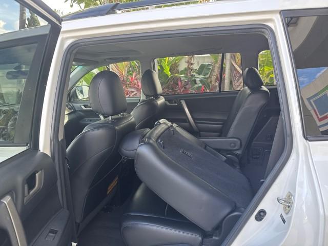 2010 Blizzard Pearl /Black Toyota Highlander SE LOW MILES 55,307 4WD (5TDJK3EH9AS) with an 3.5L V6 Cylinder Engine engine, Automatic transmission, located at 4701 North Dixie Hwy, Pompano Beach, FL, 33064, (954) 422-2889, 26.240938, -80.123474 - OUR WEBPAGE FLORIDACARS1.COM HAS OVER 100 PHOTOS AND FREE CARFAX LINK 2010 TOYOTA HIGHLANDER SE 4 WHEEL DRIVE THIRD ROW SUNROOF PEARL WHITE LEATHER TOW PACKAGE VIN: 5TDJK3EH9AS008451 5 T D J K 3 E H 9 A S 0 0 8 4 5 1 4 DOOR WAGON/SPORT UTILITY 3.5L V6 F DOHC 24V GASOLINE 23 MPG ALL WHEEL DRIVE Featu - Photo#84