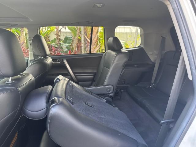 2010 Blizzard Pearl /Black Toyota Highlander SE LOW MILES 55,307 4WD (5TDJK3EH9AS) with an 3.5L V6 Cylinder Engine engine, Automatic transmission, located at 4701 North Dixie Hwy, Pompano Beach, FL, 33064, (954) 422-2889, 26.240938, -80.123474 - OUR WEBPAGE FLORIDACARS1.COM HAS OVER 100 PHOTOS AND FREE CARFAX LINK 2010 TOYOTA HIGHLANDER SE 4 WHEEL DRIVE THIRD ROW SUNROOF PEARL WHITE LEATHER TOW PACKAGE VIN: 5TDJK3EH9AS008451 5 T D J K 3 E H 9 A S 0 0 8 4 5 1 4 DOOR WAGON/SPORT UTILITY 3.5L V6 F DOHC 24V GASOLINE 23 MPG ALL WHEEL DRIVE Featu - Photo#85