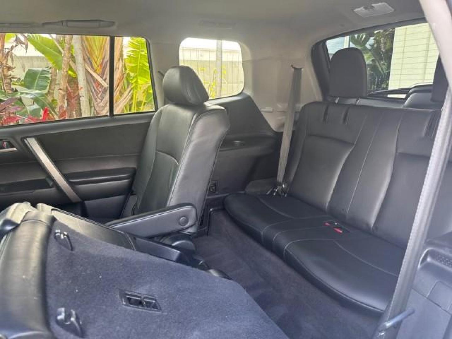 2010 Blizzard Pearl /Black Toyota Highlander SE LOW MILES 55,307 4WD (5TDJK3EH9AS) with an 3.5L V6 Cylinder Engine engine, Automatic transmission, located at 4701 North Dixie Hwy, Pompano Beach, FL, 33064, (954) 422-2889, 26.240938, -80.123474 - OUR WEBPAGE FLORIDACARS1.COM HAS OVER 100 PHOTOS AND FREE CARFAX LINK 2010 TOYOTA HIGHLANDER SE 4 WHEEL DRIVE THIRD ROW SUNROOF PEARL WHITE LEATHER TOW PACKAGE VIN: 5TDJK3EH9AS008451 5 T D J K 3 E H 9 A S 0 0 8 4 5 1 4 DOOR WAGON/SPORT UTILITY 3.5L V6 F DOHC 24V GASOLINE 23 MPG ALL WHEEL DRIVE Featu - Photo#86