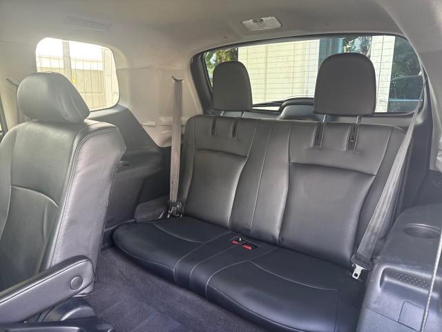 2010 Blizzard Pearl /Black Toyota Highlander SE LOW MILES 55,307 4WD (5TDJK3EH9AS) with an 3.5L V6 Cylinder Engine engine, Automatic transmission, located at 4701 North Dixie Hwy, Pompano Beach, FL, 33064, (954) 422-2889, 26.240938, -80.123474 - OUR WEBPAGE FLORIDACARS1.COM HAS OVER 100 PHOTOS AND FREE CARFAX LINK 2010 TOYOTA HIGHLANDER SE 4 WHEEL DRIVE THIRD ROW SUNROOF PEARL WHITE LEATHER TOW PACKAGE VIN: 5TDJK3EH9AS008451 5 T D J K 3 E H 9 A S 0 0 8 4 5 1 4 DOOR WAGON/SPORT UTILITY 3.5L V6 F DOHC 24V GASOLINE 23 MPG ALL WHEEL DRIVE Featu - Photo#87