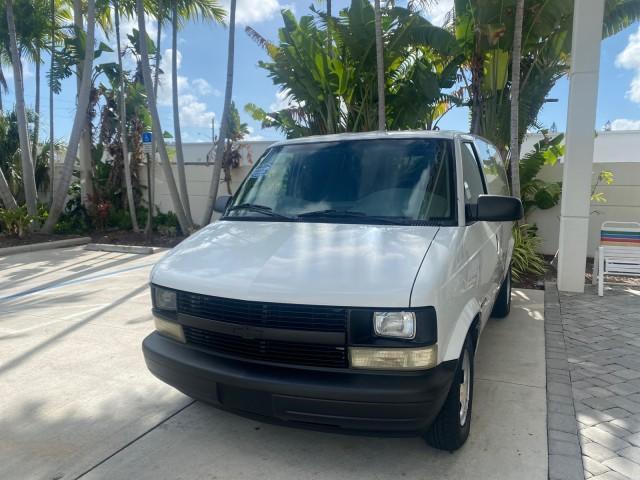 2001 White /Pewter Chevrolet Astro Cargo Van LOW MILES 84,812 (1GCDM19W71B) with an 4.3L Vortec 4300 Scpi V6 Engine engine, Automatic transmission, located at 4701 North Dixie Hwy, Pompano Beach, FL, 33064, (954) 422-2889, 26.240938, -80.123474 - OUR WEBPAGE FLORIDACARS1.COM HAS OVER 100 PHOTOS AND FREE CARFAX LINK 2001 CHEVROLET ASTRO VIN: 1GCDM19W71B154603 1 G C D M 1 9 W 7 1 B 1 5 4 6 0 3 VAN 4.3L V6 F OHV 12V GASOLINE 22 MPG REAR WHEEL DRIVE Features ABS Brakes Air Conditioning AM/FM Stereo Automatic Transmission CD Audio Cloth Seats Cru - Photo#3
