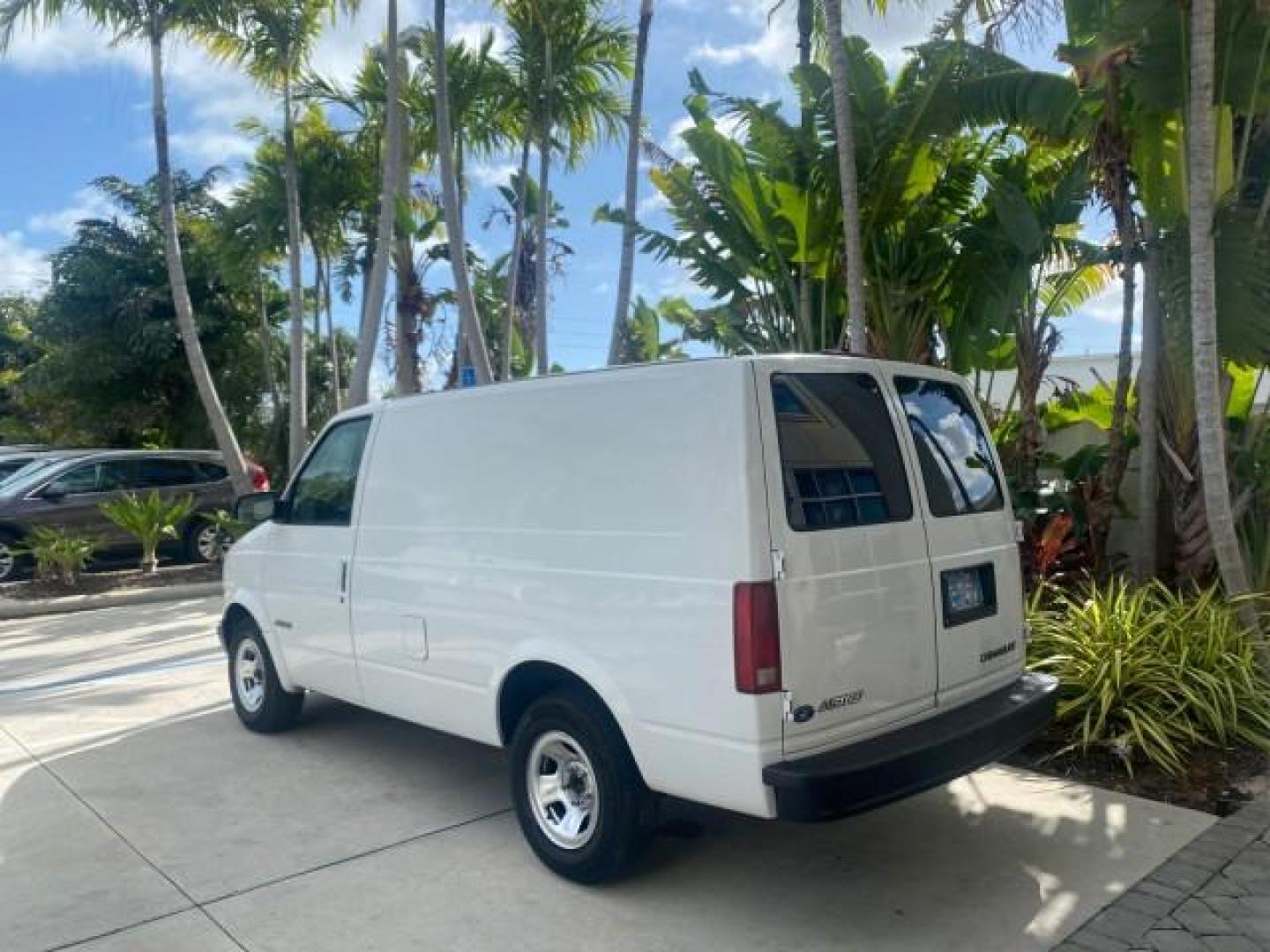 2001 White /Pewter Chevrolet Astro Cargo Van LOW MILES 84,812 (1GCDM19W71B) with an 4.3L Vortec 4300 Scpi V6 Engine engine, Automatic transmission, located at 4701 North Dixie Hwy, Pompano Beach, FL, 33064, (954) 422-2889, 26.240938, -80.123474 - OUR WEBPAGE FLORIDACARS1.COM HAS OVER 100 PHOTOS AND FREE CARFAX LINK 2001 CHEVROLET ASTRO VIN: 1GCDM19W71B154603 1 G C D M 1 9 W 7 1 B 1 5 4 6 0 3 VAN 4.3L V6 F OHV 12V GASOLINE 22 MPG REAR WHEEL DRIVE Features ABS Brakes Air Conditioning AM/FM Stereo Automatic Transmission CD Audio Cloth Seats Cru - Photo#5