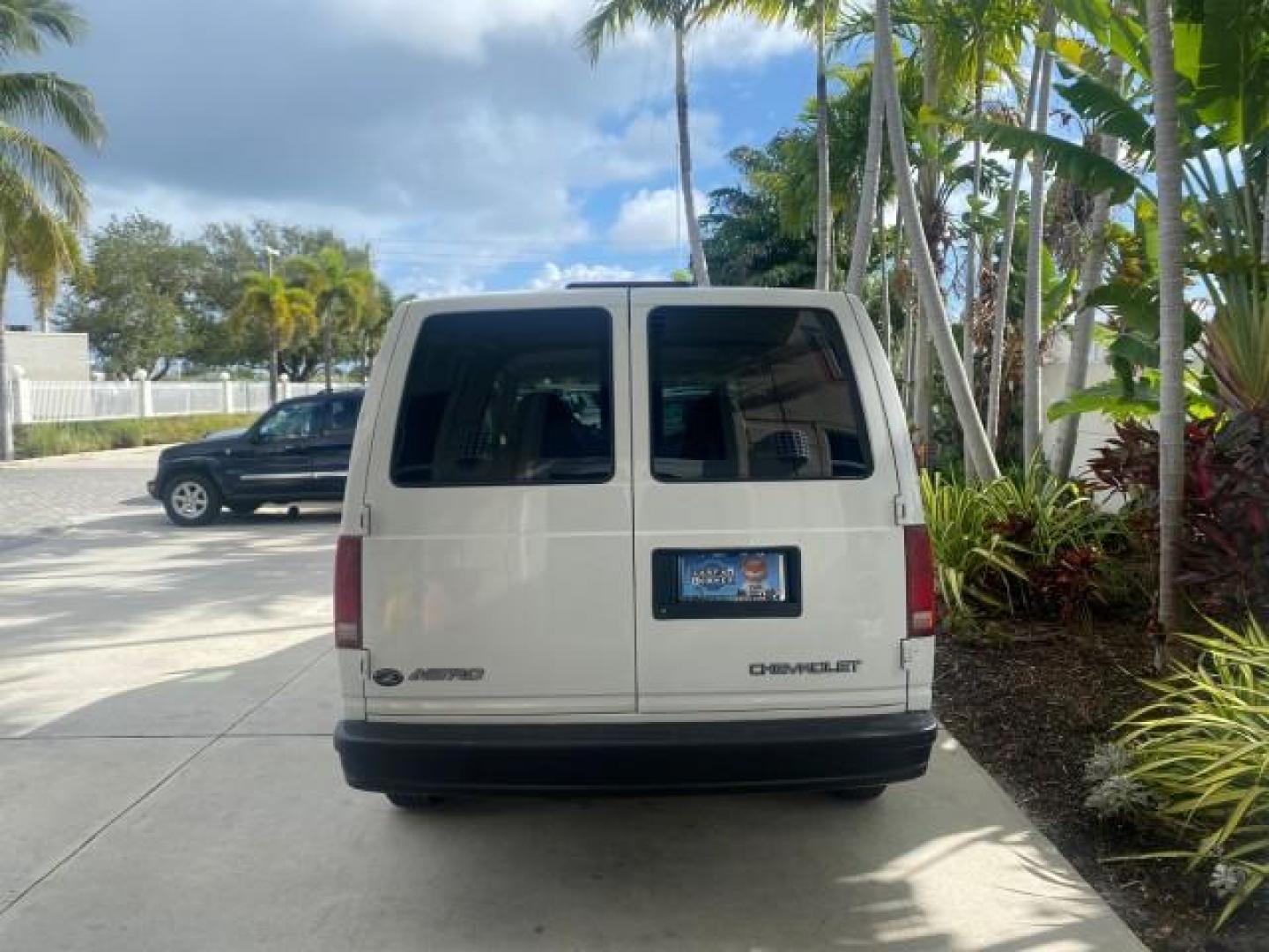 2001 White /Pewter Chevrolet Astro Cargo Van LOW MILES 84,812 (1GCDM19W71B) with an 4.3L Vortec 4300 Scpi V6 Engine engine, Automatic transmission, located at 4701 North Dixie Hwy, Pompano Beach, FL, 33064, (954) 422-2889, 26.240938, -80.123474 - OUR WEBPAGE FLORIDACARS1.COM HAS OVER 100 PHOTOS AND FREE CARFAX LINK 2001 CHEVROLET ASTRO VIN: 1GCDM19W71B154603 1 G C D M 1 9 W 7 1 B 1 5 4 6 0 3 VAN 4.3L V6 F OHV 12V GASOLINE 22 MPG REAR WHEEL DRIVE Features ABS Brakes Air Conditioning AM/FM Stereo Automatic Transmission CD Audio Cloth Seats Cru - Photo#6