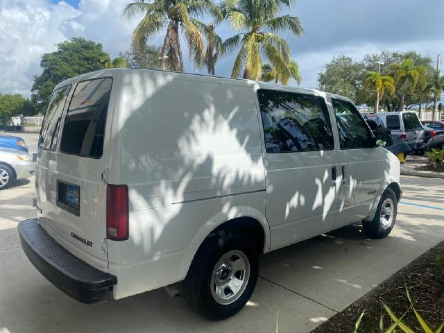 2001 White /Pewter Chevrolet Astro Cargo Van LOW MILES 84,812 (1GCDM19W71B) with an 4.3L Vortec 4300 Scpi V6 Engine engine, Automatic transmission, located at 4701 North Dixie Hwy, Pompano Beach, FL, 33064, (954) 422-2889, 26.240938, -80.123474 - OUR WEBPAGE FLORIDACARS1.COM HAS OVER 100 PHOTOS AND FREE CARFAX LINK 2001 CHEVROLET ASTRO VIN: 1GCDM19W71B154603 1 G C D M 1 9 W 7 1 B 1 5 4 6 0 3 VAN 4.3L V6 F OHV 12V GASOLINE 22 MPG REAR WHEEL DRIVE Features ABS Brakes Air Conditioning AM/FM Stereo Automatic Transmission CD Audio Cloth Seats Cru - Photo#7