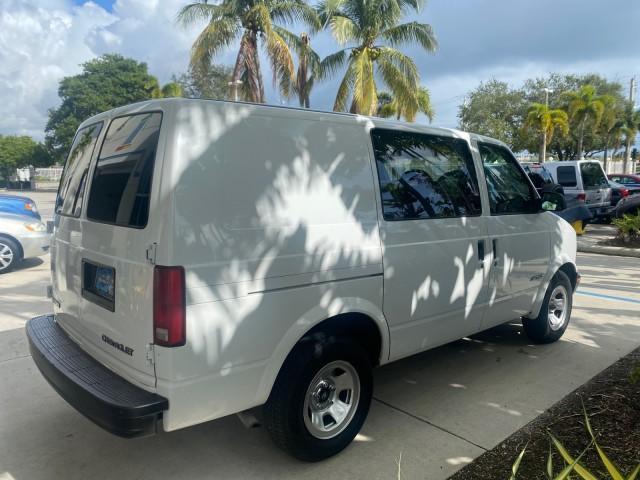 2001 White /Pewter Chevrolet Astro Cargo Van LOW MILES 84,812 (1GCDM19W71B) with an 4.3L Vortec 4300 Scpi V6 Engine engine, Automatic transmission, located at 4701 North Dixie Hwy, Pompano Beach, FL, 33064, (954) 422-2889, 26.240938, -80.123474 - OUR WEBPAGE FLORIDACARS1.COM HAS OVER 100 PHOTOS AND FREE CARFAX LINK 2001 CHEVROLET ASTRO VIN: 1GCDM19W71B154603 1 G C D M 1 9 W 7 1 B 1 5 4 6 0 3 VAN 4.3L V6 F OHV 12V GASOLINE 22 MPG REAR WHEEL DRIVE Features ABS Brakes Air Conditioning AM/FM Stereo Automatic Transmission CD Audio Cloth Seats Cru - Photo#7