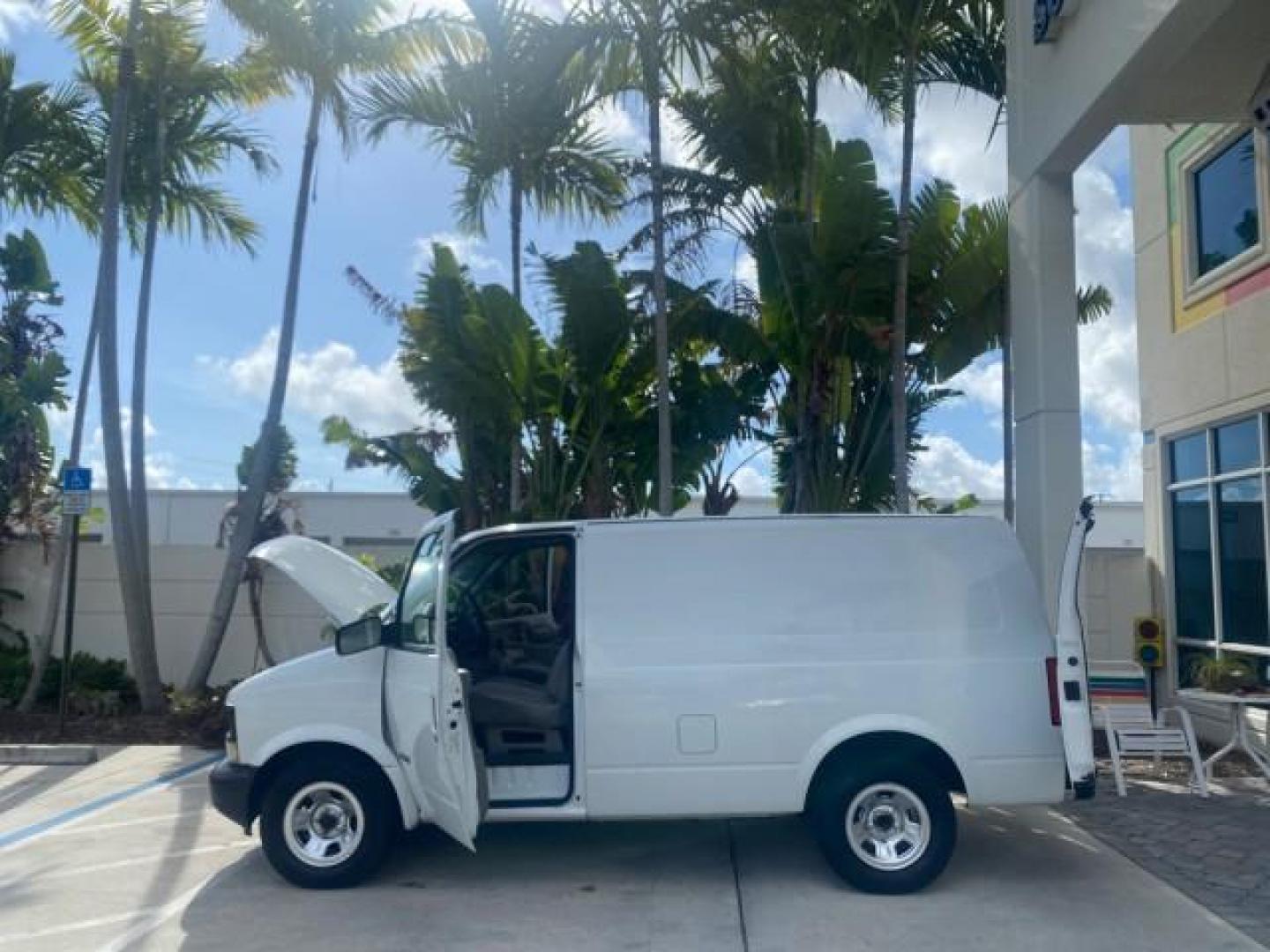 2001 White /Pewter Chevrolet Astro Cargo Van LOW MILES 84,812 (1GCDM19W71B) with an 4.3L Vortec 4300 Scpi V6 Engine engine, Automatic transmission, located at 4701 North Dixie Hwy, Pompano Beach, FL, 33064, (954) 422-2889, 26.240938, -80.123474 - OUR WEBPAGE FLORIDACARS1.COM HAS OVER 100 PHOTOS AND FREE CARFAX LINK 2001 CHEVROLET ASTRO VIN: 1GCDM19W71B154603 1 G C D M 1 9 W 7 1 B 1 5 4 6 0 3 VAN 4.3L V6 F OHV 12V GASOLINE 22 MPG REAR WHEEL DRIVE Features ABS Brakes Air Conditioning AM/FM Stereo Automatic Transmission CD Audio Cloth Seats Cru - Photo#8