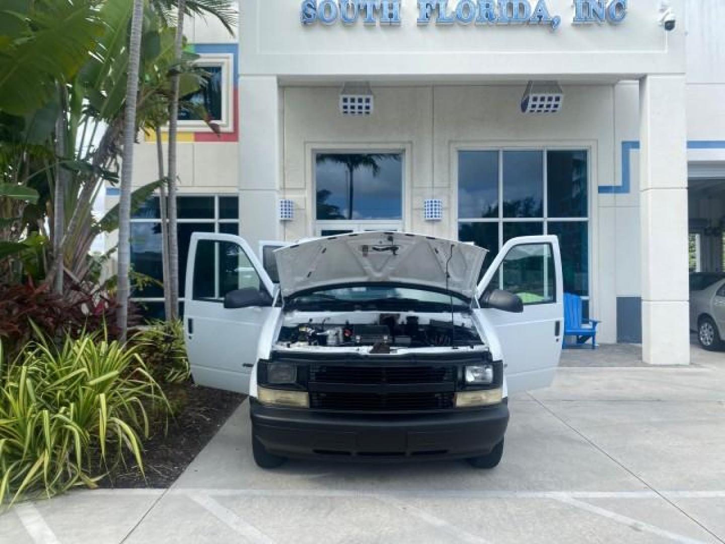 2001 White /Pewter Chevrolet Astro Cargo Van LOW MILES 84,812 (1GCDM19W71B) with an 4.3L Vortec 4300 Scpi V6 Engine engine, Automatic transmission, located at 4701 North Dixie Hwy, Pompano Beach, FL, 33064, (954) 422-2889, 26.240938, -80.123474 - OUR WEBPAGE FLORIDACARS1.COM HAS OVER 100 PHOTOS AND FREE CARFAX LINK 2001 CHEVROLET ASTRO VIN: 1GCDM19W71B154603 1 G C D M 1 9 W 7 1 B 1 5 4 6 0 3 VAN 4.3L V6 F OHV 12V GASOLINE 22 MPG REAR WHEEL DRIVE Features ABS Brakes Air Conditioning AM/FM Stereo Automatic Transmission CD Audio Cloth Seats Cru - Photo#16