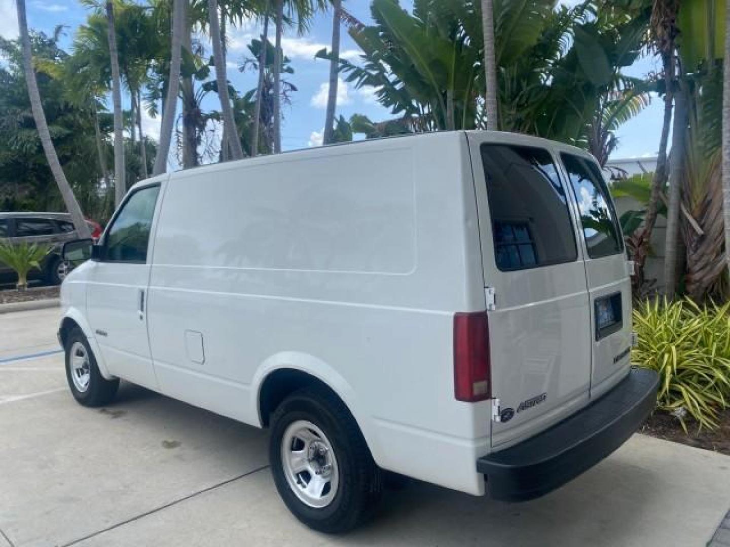 2001 White /Pewter Chevrolet Astro Cargo Van LOW MILES 84,812 (1GCDM19W71B) with an 4.3L Vortec 4300 Scpi V6 Engine engine, Automatic transmission, located at 4701 North Dixie Hwy, Pompano Beach, FL, 33064, (954) 422-2889, 26.240938, -80.123474 - OUR WEBPAGE FLORIDACARS1.COM HAS OVER 100 PHOTOS AND FREE CARFAX LINK 2001 CHEVROLET ASTRO VIN: 1GCDM19W71B154603 1 G C D M 1 9 W 7 1 B 1 5 4 6 0 3 VAN 4.3L V6 F OHV 12V GASOLINE 22 MPG REAR WHEEL DRIVE Features ABS Brakes Air Conditioning AM/FM Stereo Automatic Transmission CD Audio Cloth Seats Cru - Photo#34