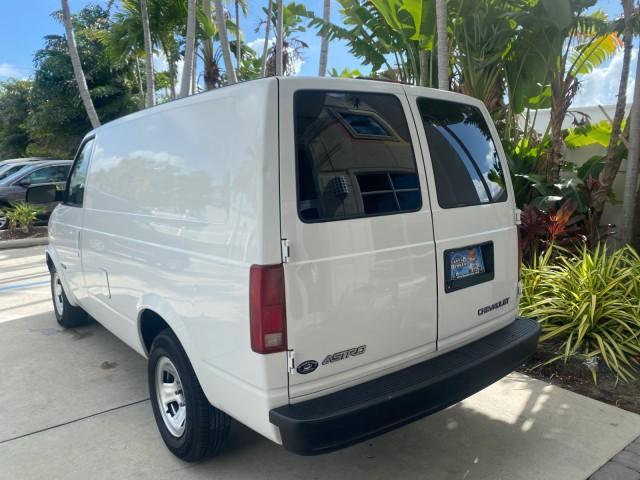 2001 White /Pewter Chevrolet Astro Cargo Van LOW MILES 84,812 (1GCDM19W71B) with an 4.3L Vortec 4300 Scpi V6 Engine engine, Automatic transmission, located at 4701 North Dixie Hwy, Pompano Beach, FL, 33064, (954) 422-2889, 26.240938, -80.123474 - OUR WEBPAGE FLORIDACARS1.COM HAS OVER 100 PHOTOS AND FREE CARFAX LINK 2001 CHEVROLET ASTRO VIN: 1GCDM19W71B154603 1 G C D M 1 9 W 7 1 B 1 5 4 6 0 3 VAN 4.3L V6 F OHV 12V GASOLINE 22 MPG REAR WHEEL DRIVE Features ABS Brakes Air Conditioning AM/FM Stereo Automatic Transmission CD Audio Cloth Seats Cru - Photo#78
