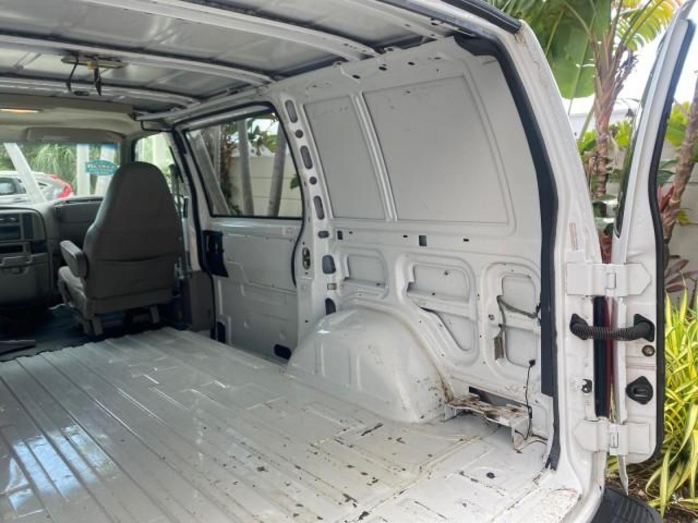 2001 White /Pewter Chevrolet Astro Cargo Van LOW MILES 84,812 (1GCDM19W71B) with an 4.3L Vortec 4300 Scpi V6 Engine engine, Automatic transmission, located at 4701 North Dixie Hwy, Pompano Beach, FL, 33064, (954) 422-2889, 26.240938, -80.123474 - OUR WEBPAGE FLORIDACARS1.COM HAS OVER 100 PHOTOS AND FREE CARFAX LINK 2001 CHEVROLET ASTRO VIN: 1GCDM19W71B154603 1 G C D M 1 9 W 7 1 B 1 5 4 6 0 3 VAN 4.3L V6 F OHV 12V GASOLINE 22 MPG REAR WHEEL DRIVE Features ABS Brakes Air Conditioning AM/FM Stereo Automatic Transmission CD Audio Cloth Seats Cru - Photo#89