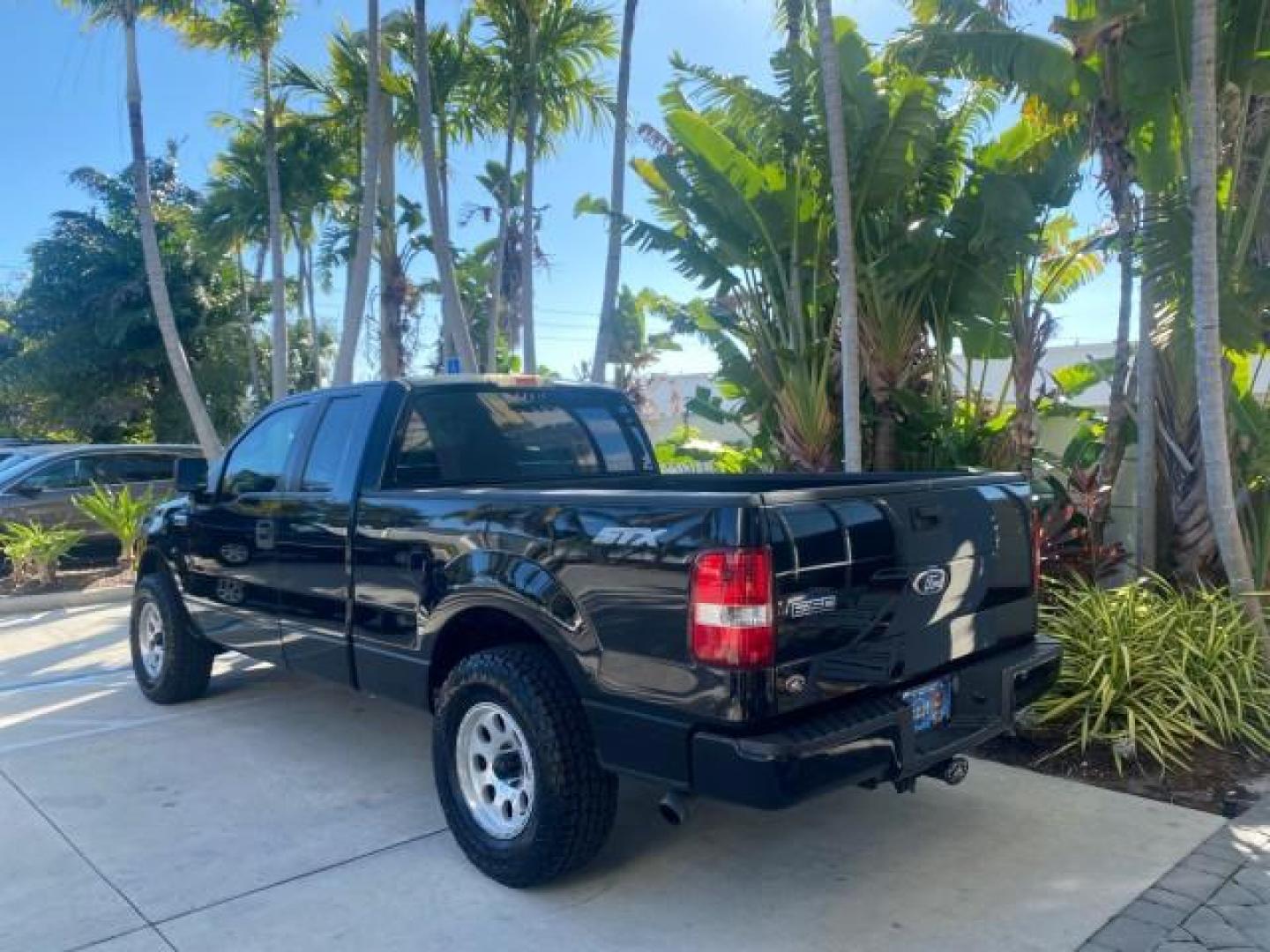 2006 Black /Flint Ford F-150 STX 4 DOOR LOW MILES 92,223 (1FTRX12W56N) with an 4.6L EFI V8 Engine engine, Automatic transmission, located at 4701 North Dixie Hwy, Pompano Beach, FL, 33064, (954) 422-2889, 26.240938, -80.123474 - OUR WEBPAGE FLORIDACARS1.COM HAS OVER 100 PHOTOS AND FREE CARFAX LINK 2006 FORD F-150 XL STX 4 DOOR EXTRA CAB ICE COLD AIR VIN: 1FTRX12W56NA41794 1 F T R X 1 2 W 5 6 N A 4 1 7 9 4 4 DOOR EXTENDED CAB PICKUP 4.6L V8 F GASOLINE 19 MPG REAR WHEEL DRIVE Features ABS Brakes Air Conditioning Alloy Wheels - Photo#5